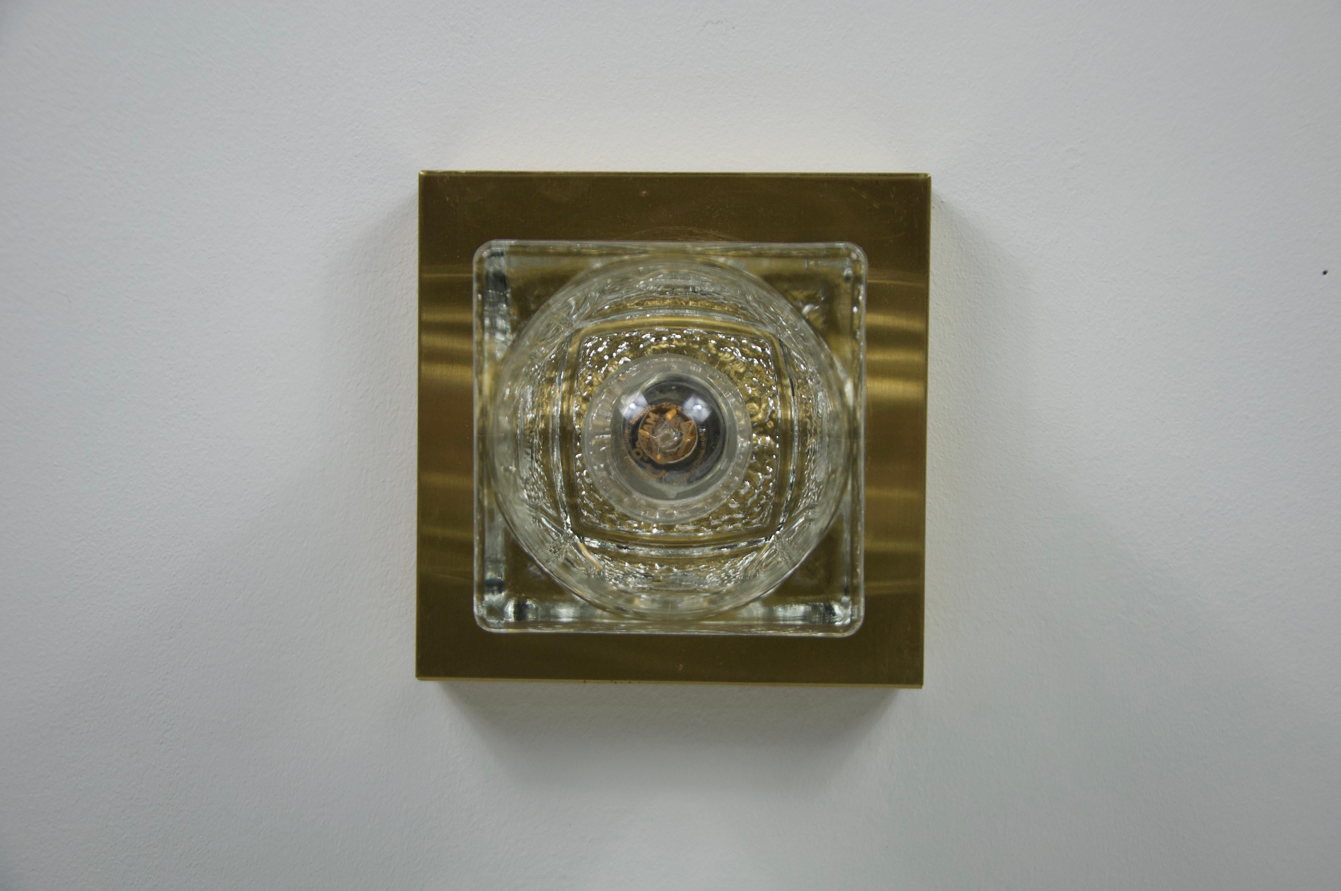 1 di 4 lampade da parete a cubo in vetro di ghiaccio con base in ottone di Peill & Putzler, anni '70 In condizioni buone in vendita a Hagenbach, DE