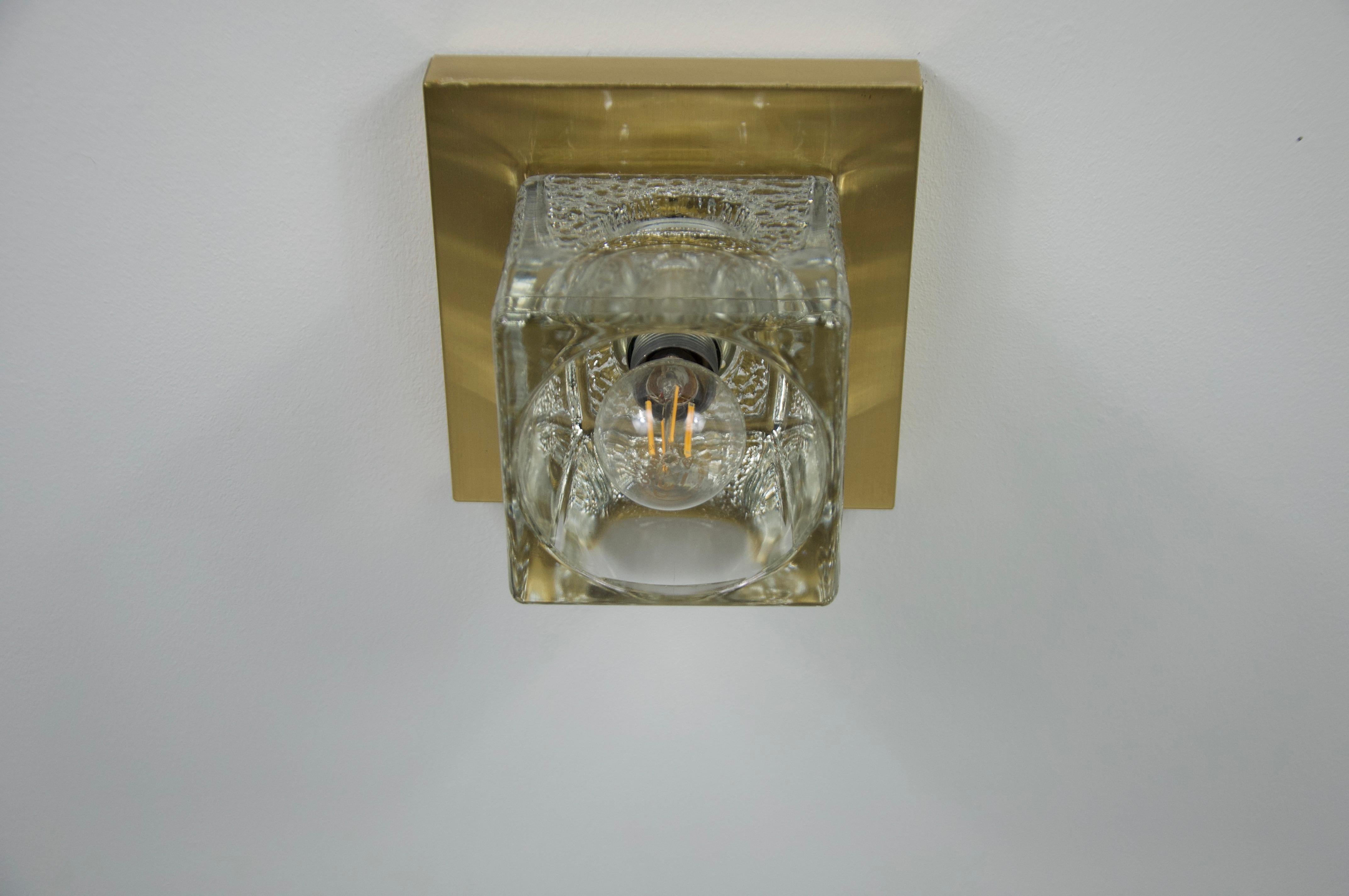Fine XX secolo 1 di 4 lampade da parete a cubo in vetro di ghiaccio con base in ottone di Peill & Putzler, anni '70 in vendita