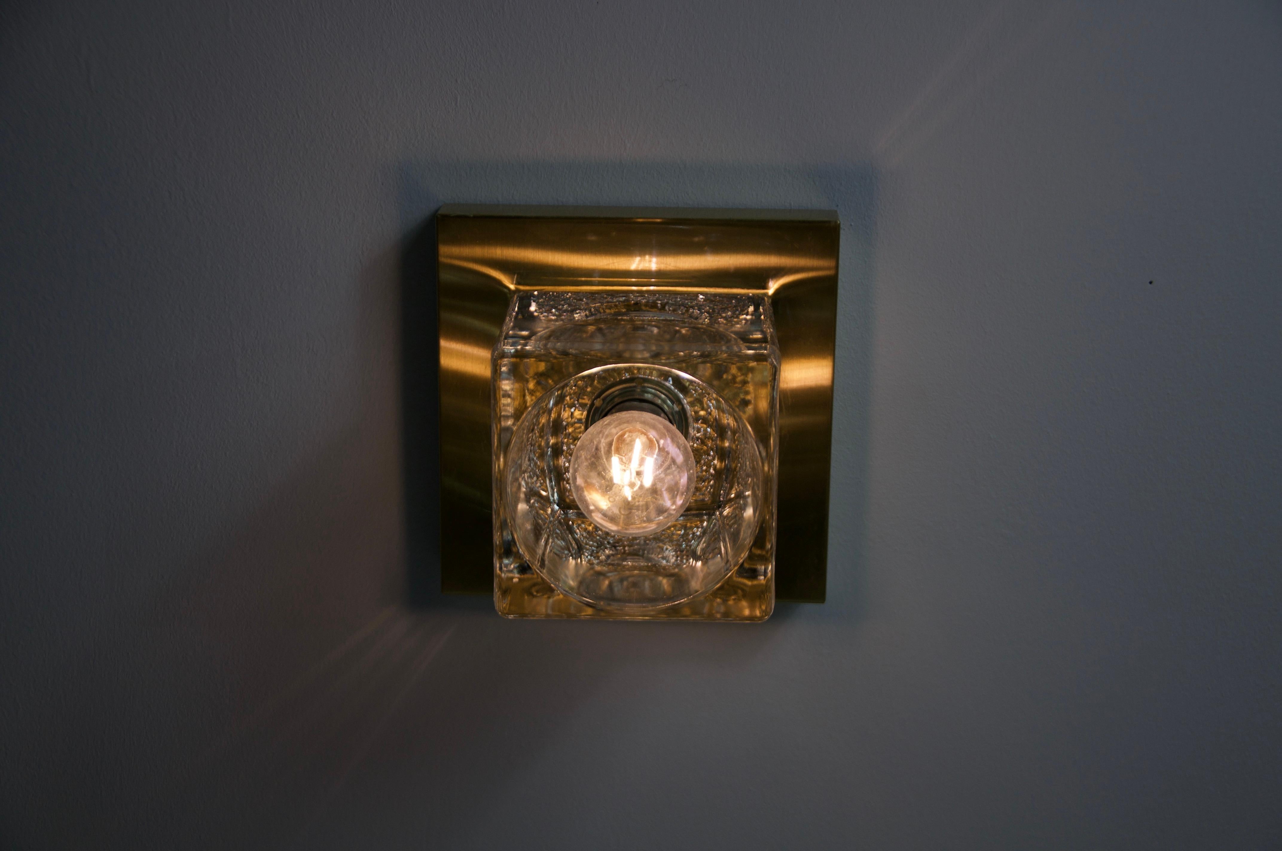 1 di 4 lampade da parete a cubo in vetro di ghiaccio con base in ottone di Peill & Putzler, anni '70 in vendita 1