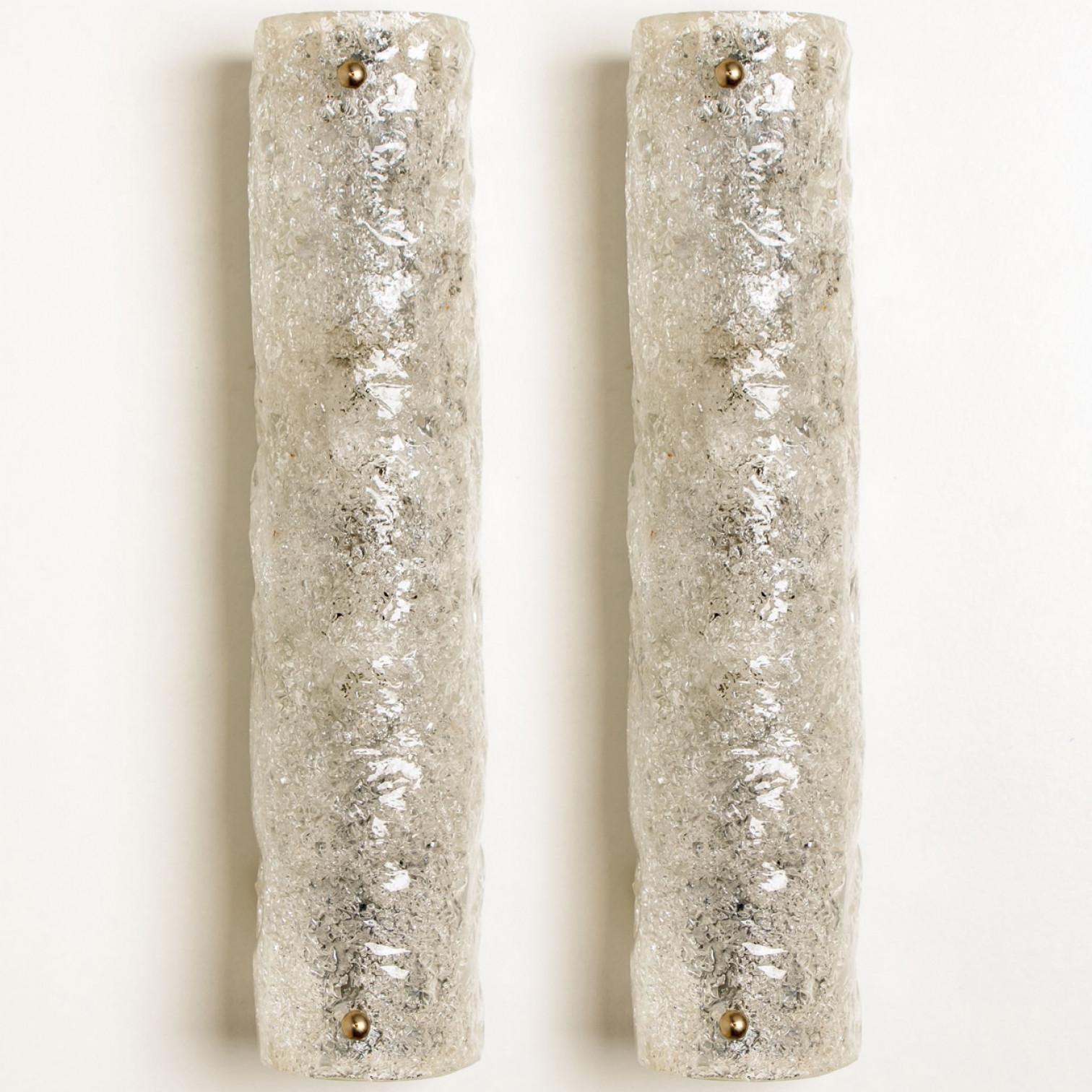 Linee pulite che si integrano con tutti gli arredi. Splendide lampade da parete di fascia alta con dettagli in ottone e spessi vetri soffiati color ghiaccio. Prodotto negli anni '60.
Il vetro delle lampade è in vetro ghiaccio e conferisce al pezzo