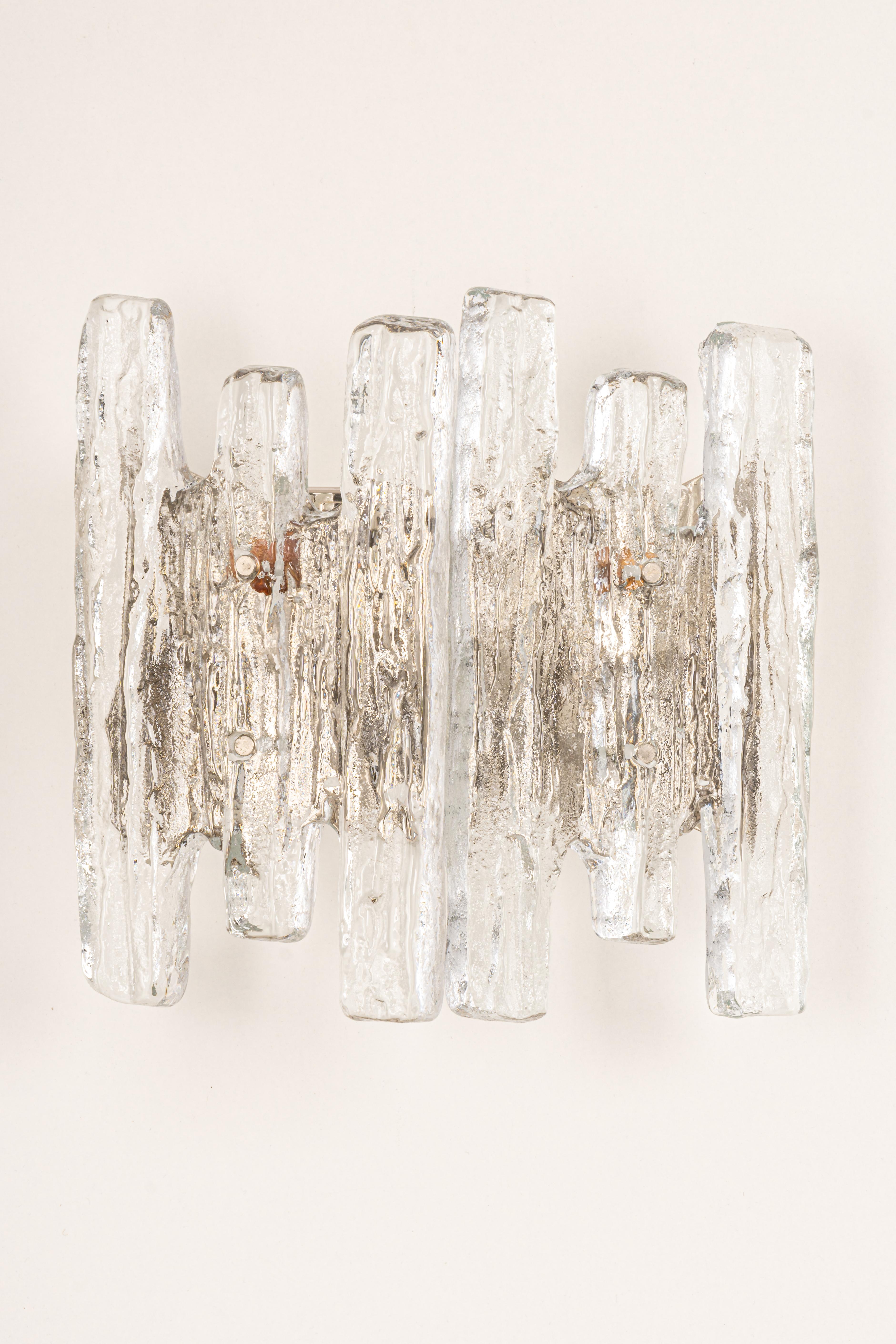 Wunderschönes Paar Wandleuchter aus der Mitte des Jahrhunderts mit Eisglas, hergestellt von Kalmar, Österreich, ca. 1960-1969.
Hochwertig und in sehr gutem Zustand. Gereinigt, gut verkabelt und einsatzbereit.  

Jede Leuchte benötigt 3 x E14