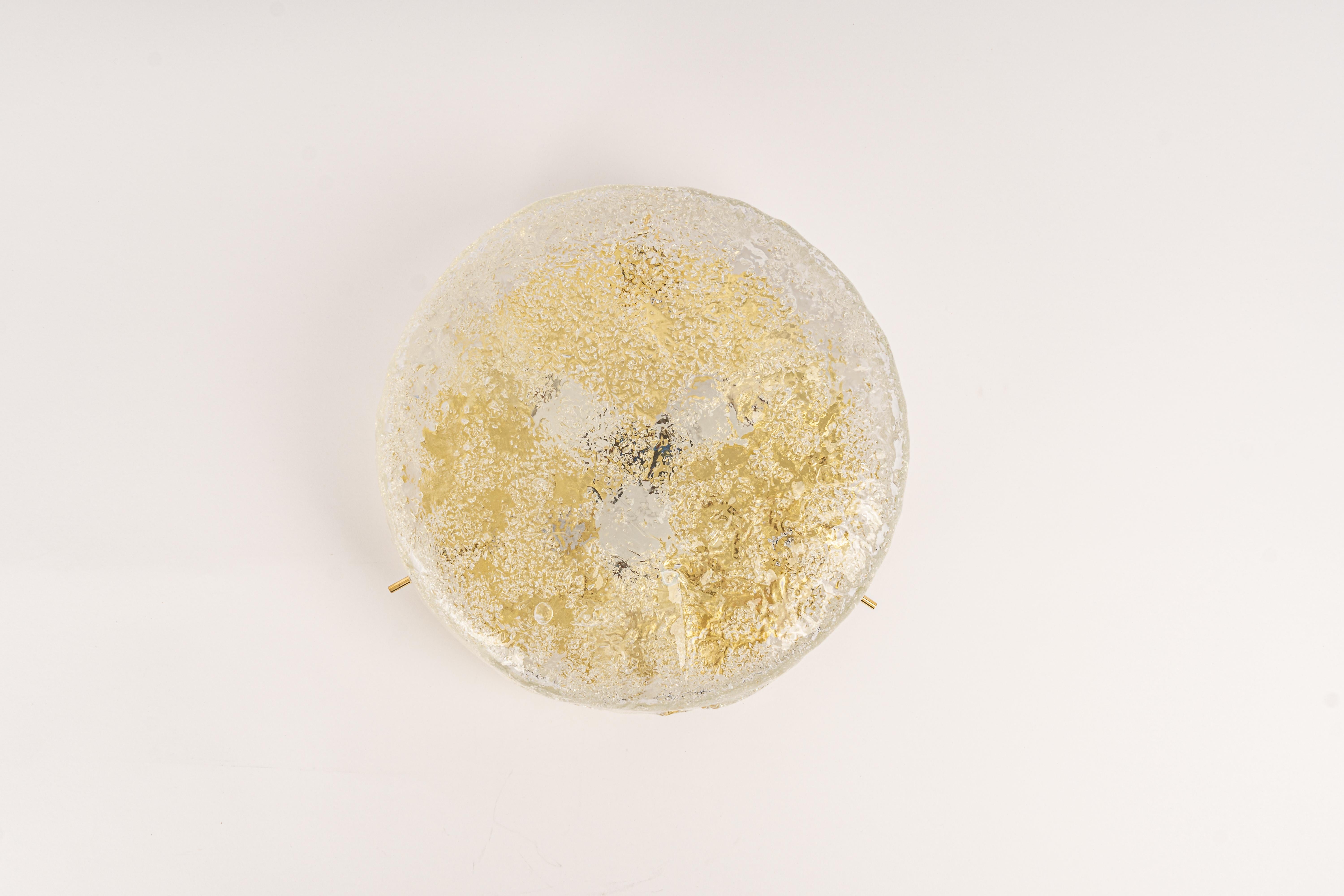 Plafonnier rond en verre texturé de Murano avec plaque arrière et quincaillerie en laiton, par Hillebrand Leuchten, Allemagne, vers les années 1970.

Douilles : Trois ampoules standard E27
Les ampoules ne sont pas incluses. Il est possible