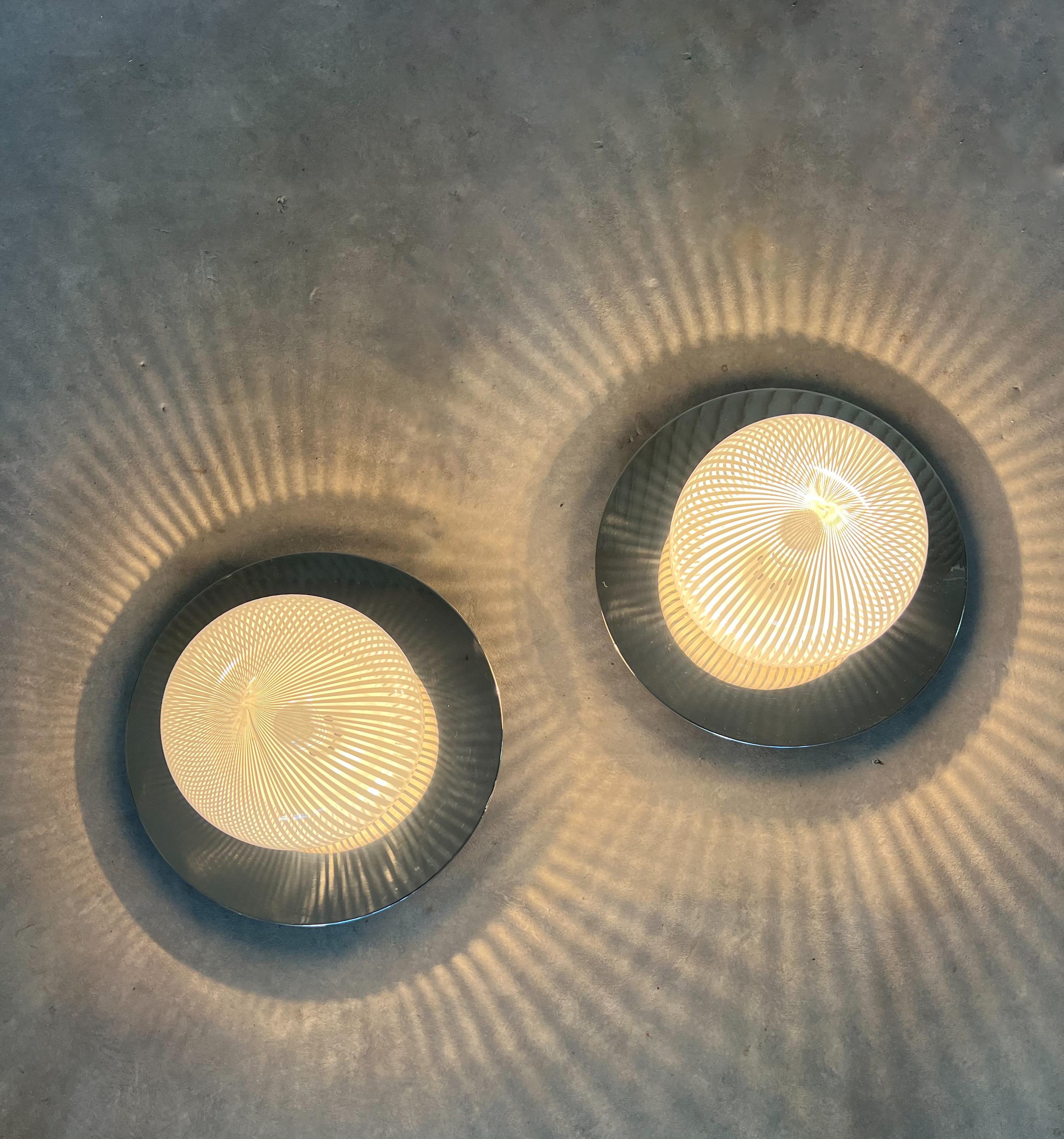 Grandes appliques ou plafonniers en chrome et verre rayé de Murano, 4 disponibles. Ces lampes donnent une merveilleuse lumière grâce au verre de Murano strié et tourbillonnant et à la coquille chromée miroitante derrière le verre. Le prix est pour