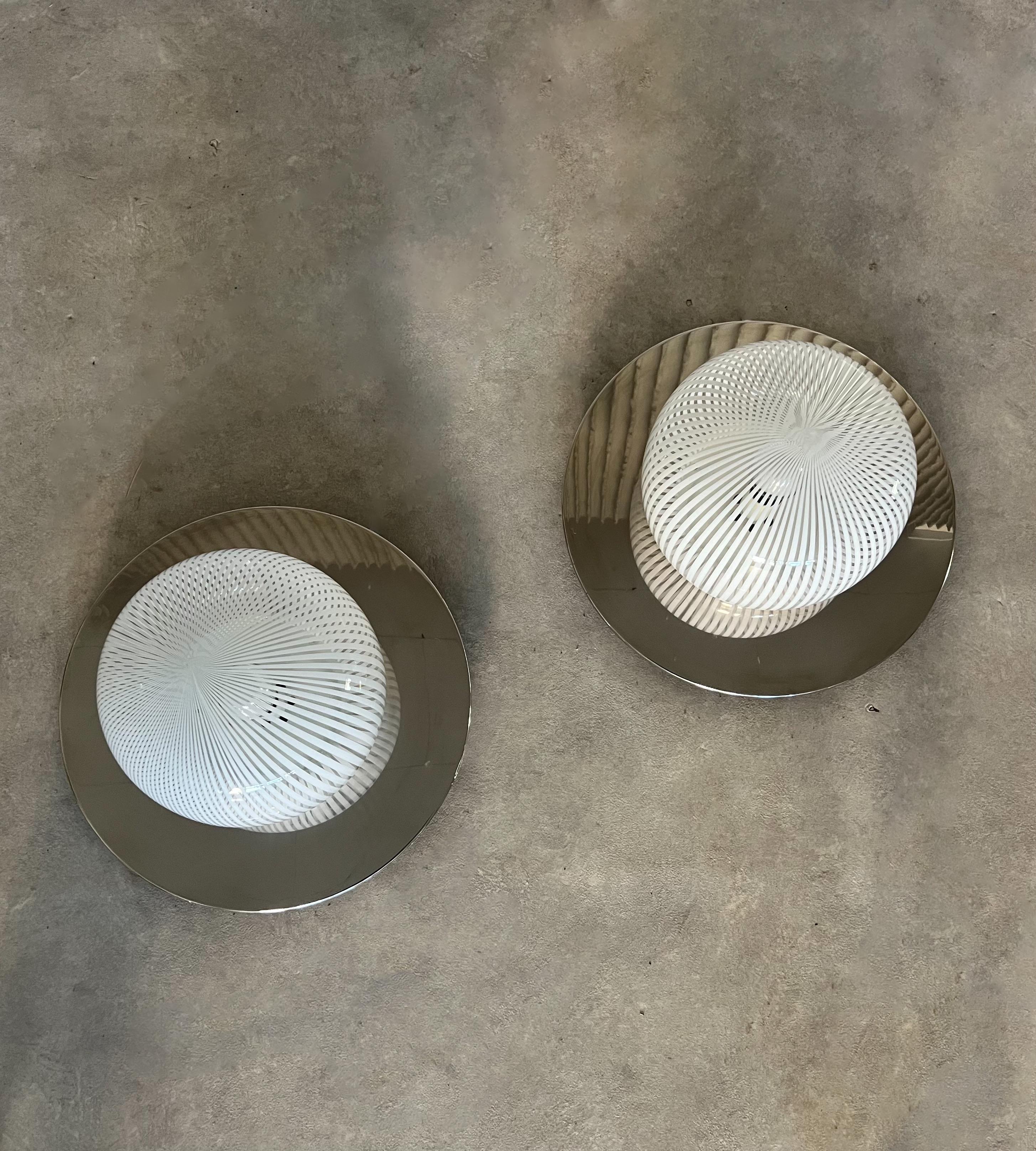 Mid-Century Modern 1 de 4 grands appliques ou plafonniers en verre rayé de Murano et chrome (4 disponibles) en vente