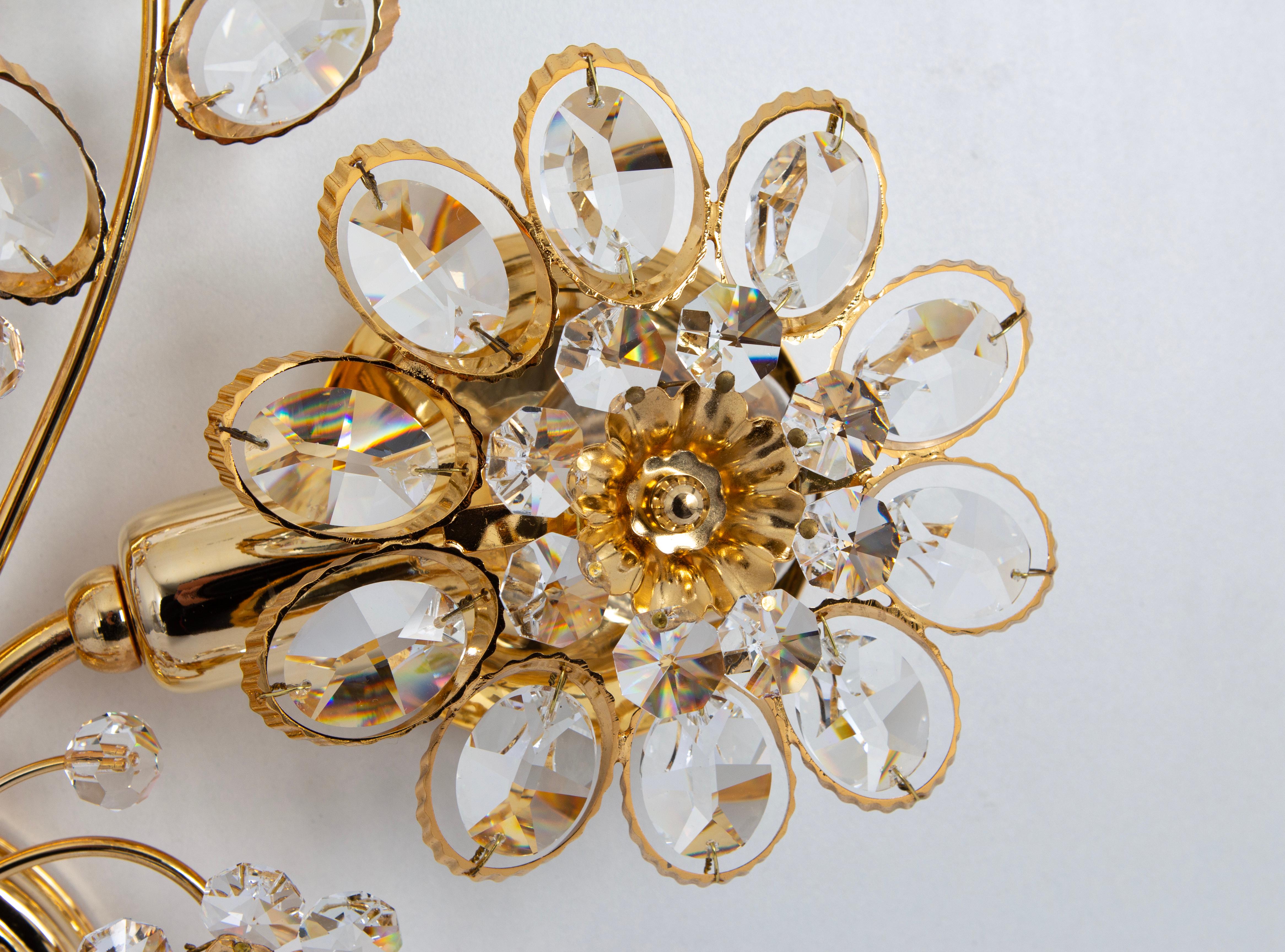 Fine XX secolo 1 di 4 grandi luci da parete a forma di fiore in ottone dorato di Palwa, Germania, anni '70 in vendita