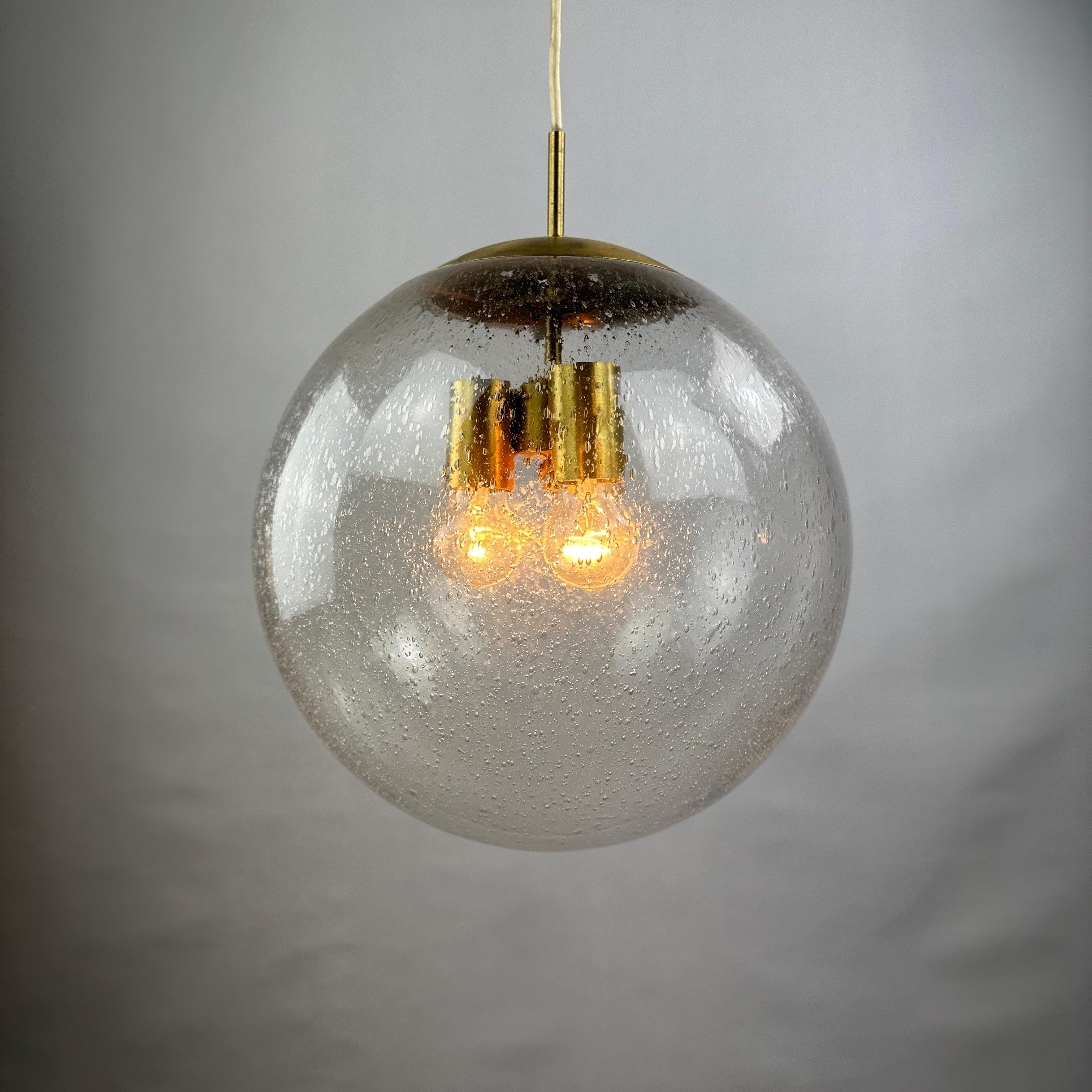 Wow, was für ein Fund! Cooler großer Glasglobus von Doria Leuchten aus den 1960er Jahren. Gibt unglaublich schönes Licht durch die Tropfen im mundgeblasenen Glas, weshalb jede Lampe einzigartig ist.

Diese stammen aus einer alten Kirche in