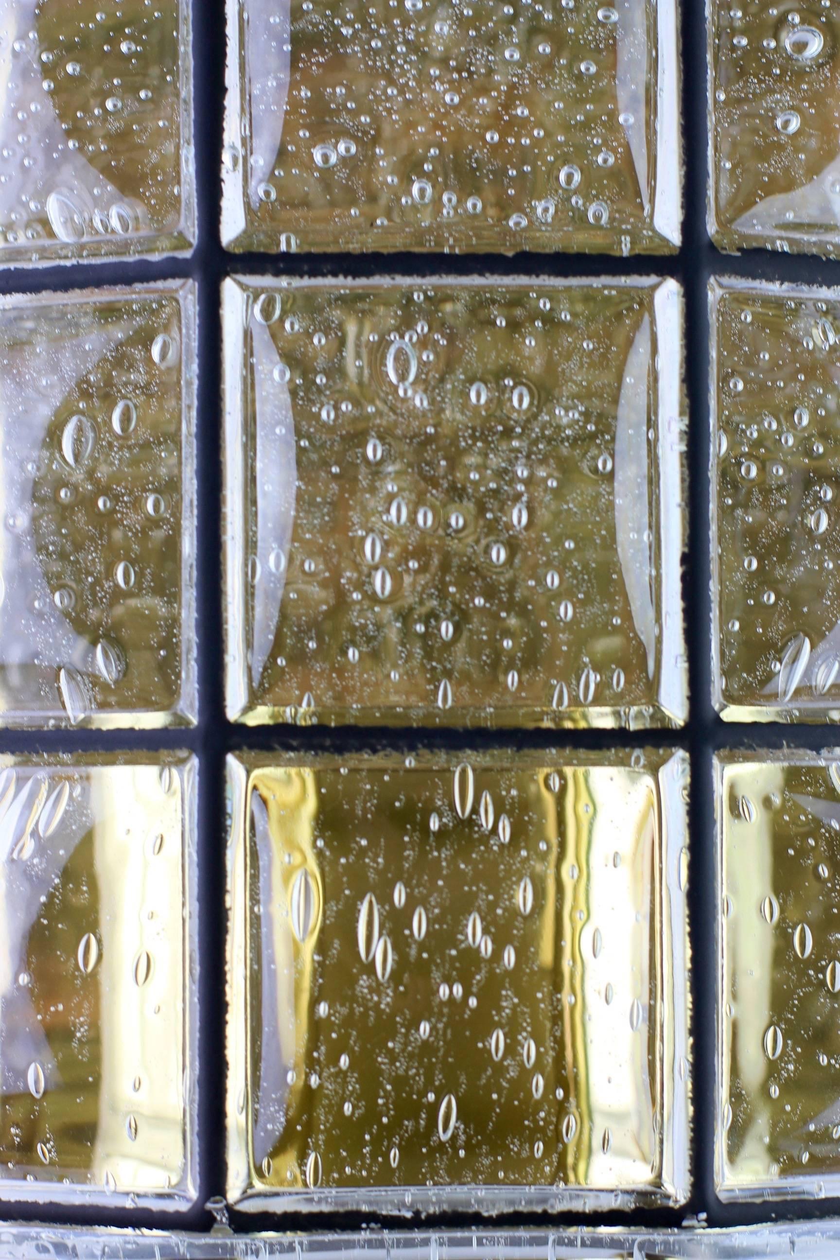Große Wandleuchten aus Eisen und Blasenglas aus der Mitte des Jahrhunderts von Glashtte Limburg, 4er-Set (Geblasenes Glas) im Angebot