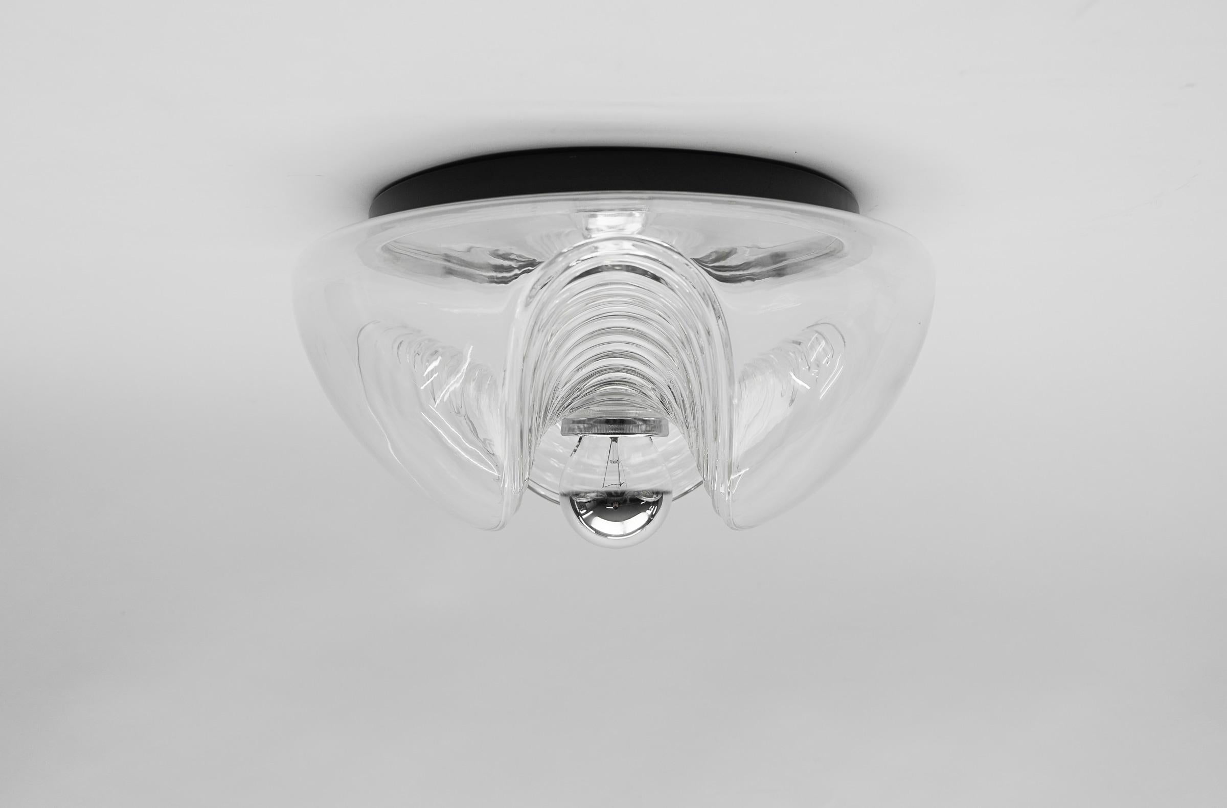 1 of 4 Large Wall Sconce or Flush mount light Koch & Lowy by Peill Putzler, Germany, 1970s

Dimensions
Height: 5.12 in. x Diameter: 13 in.
Height: 13 cm x Diameter: 32 cm

A special round biomorphic clear glass designed by Koch & Lowy for Peill &