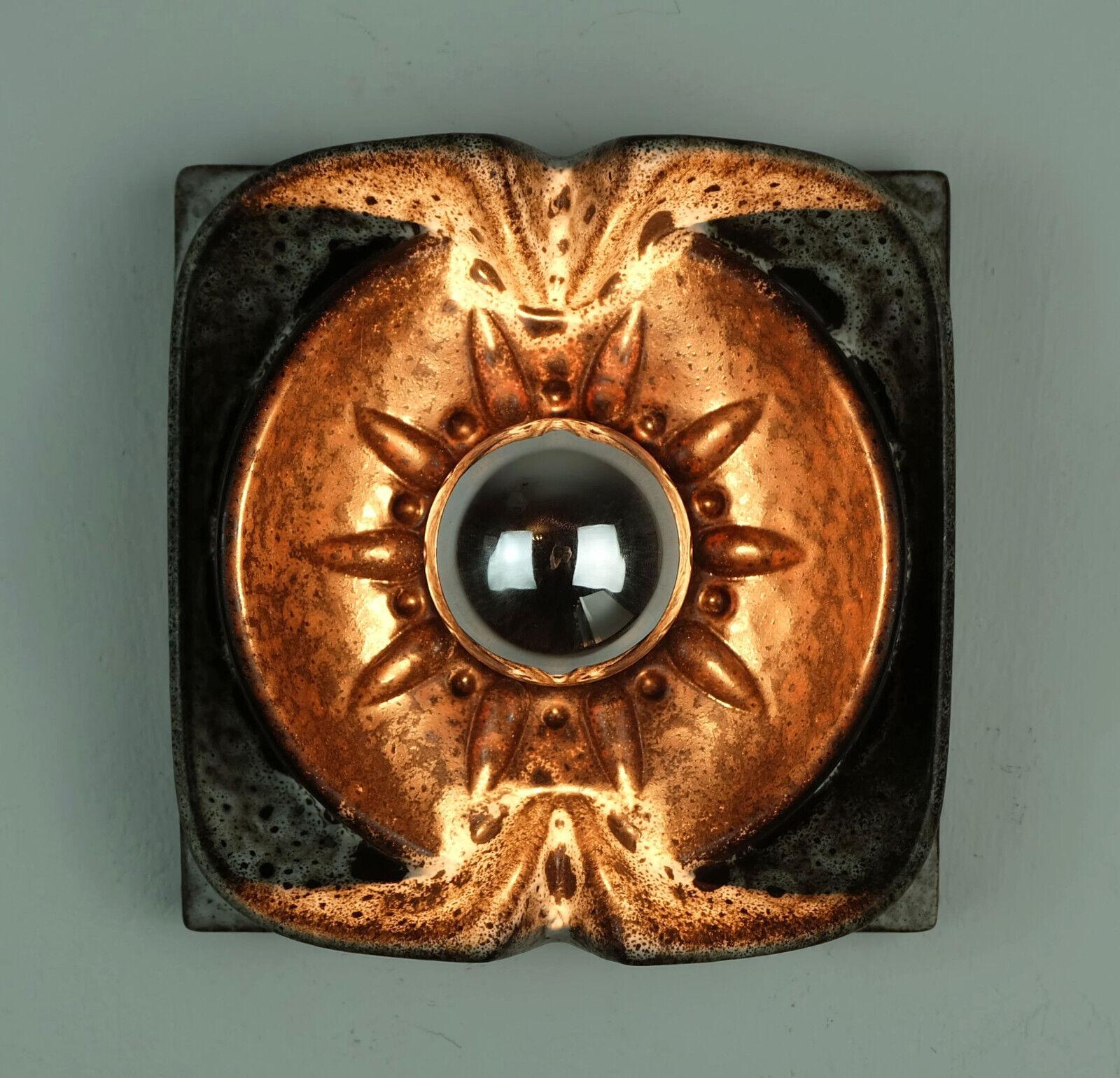 Lampade da parete in ceramica della metà del secolo scorso prodotte tra la fine degli anni '60 e l'inizio degli anni '70. Smalto lavico in marrone e beige. Bella forma. Può contenere 1 lampadina E27 ciascuno (la lampadina nelle immagini non è