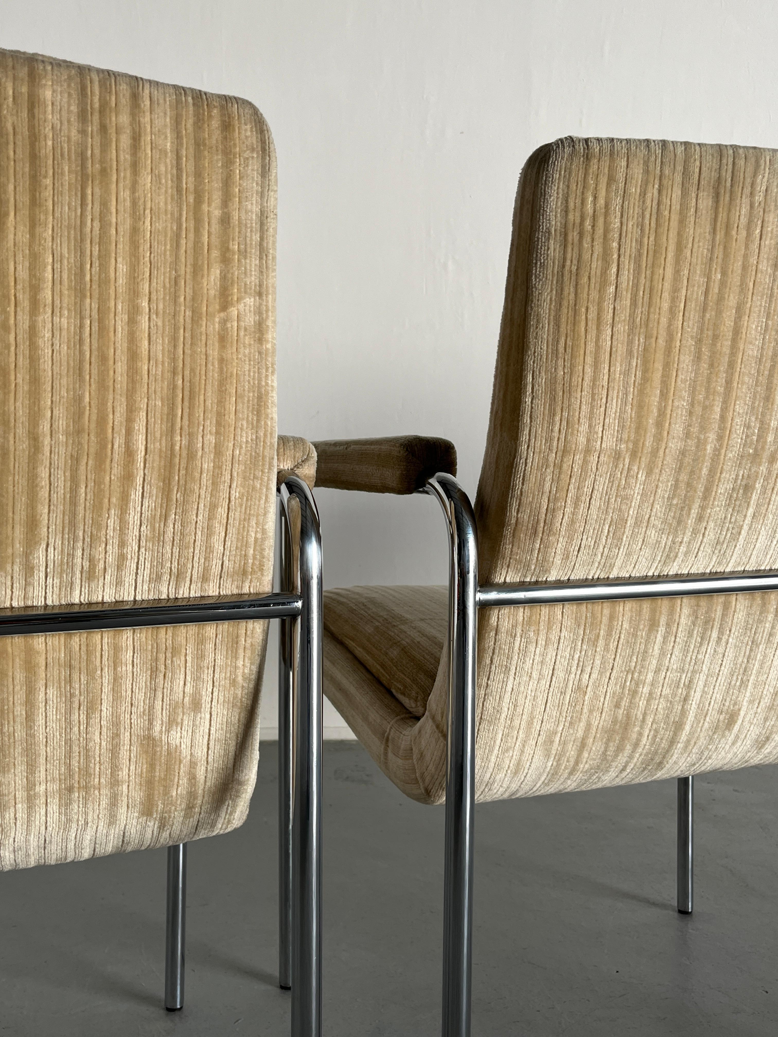 1 des 4 fauteuils du milieu du siècle en acier tubulaire chromé et tissu d'ameublement rayé, 1970 en vente 3
