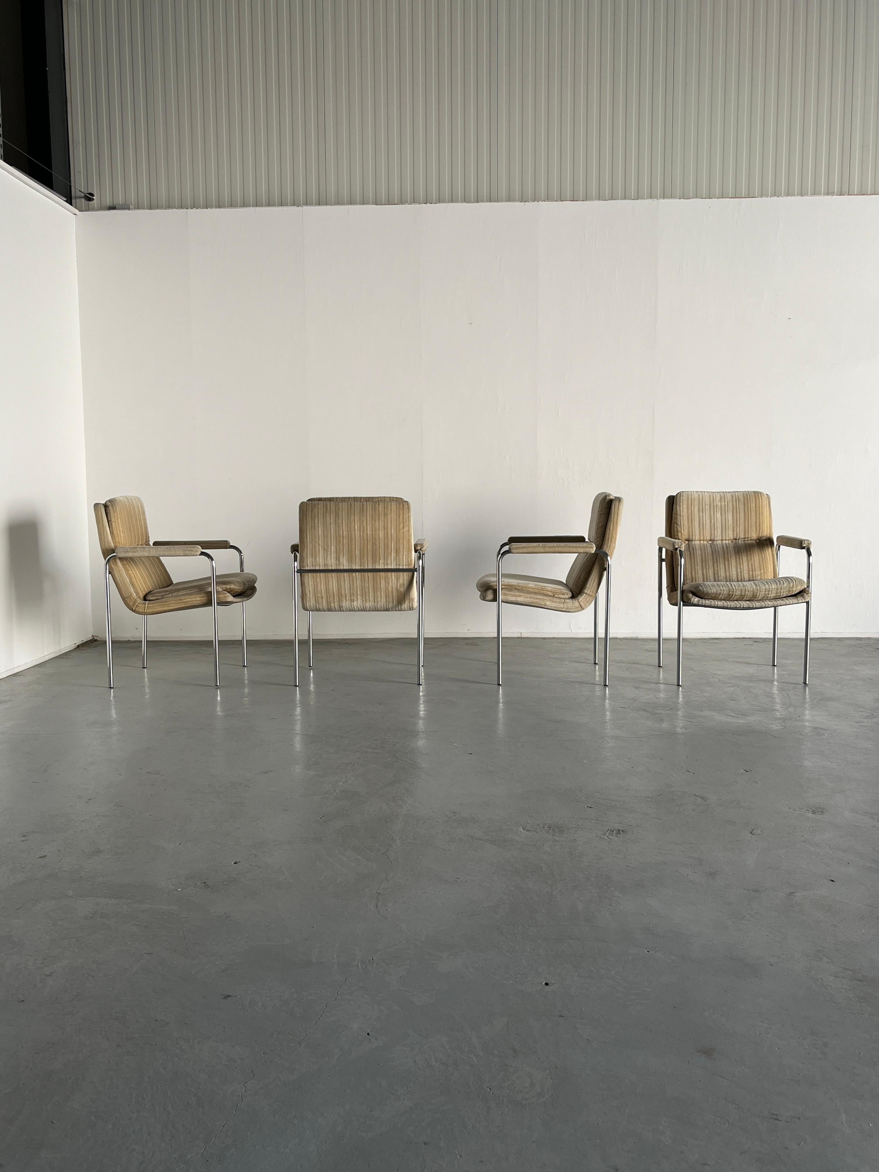 Fin du 20e siècle 1 des 4 fauteuils du milieu du siècle en acier tubulaire chromé et tissu d'ameublement rayé, 1970 en vente