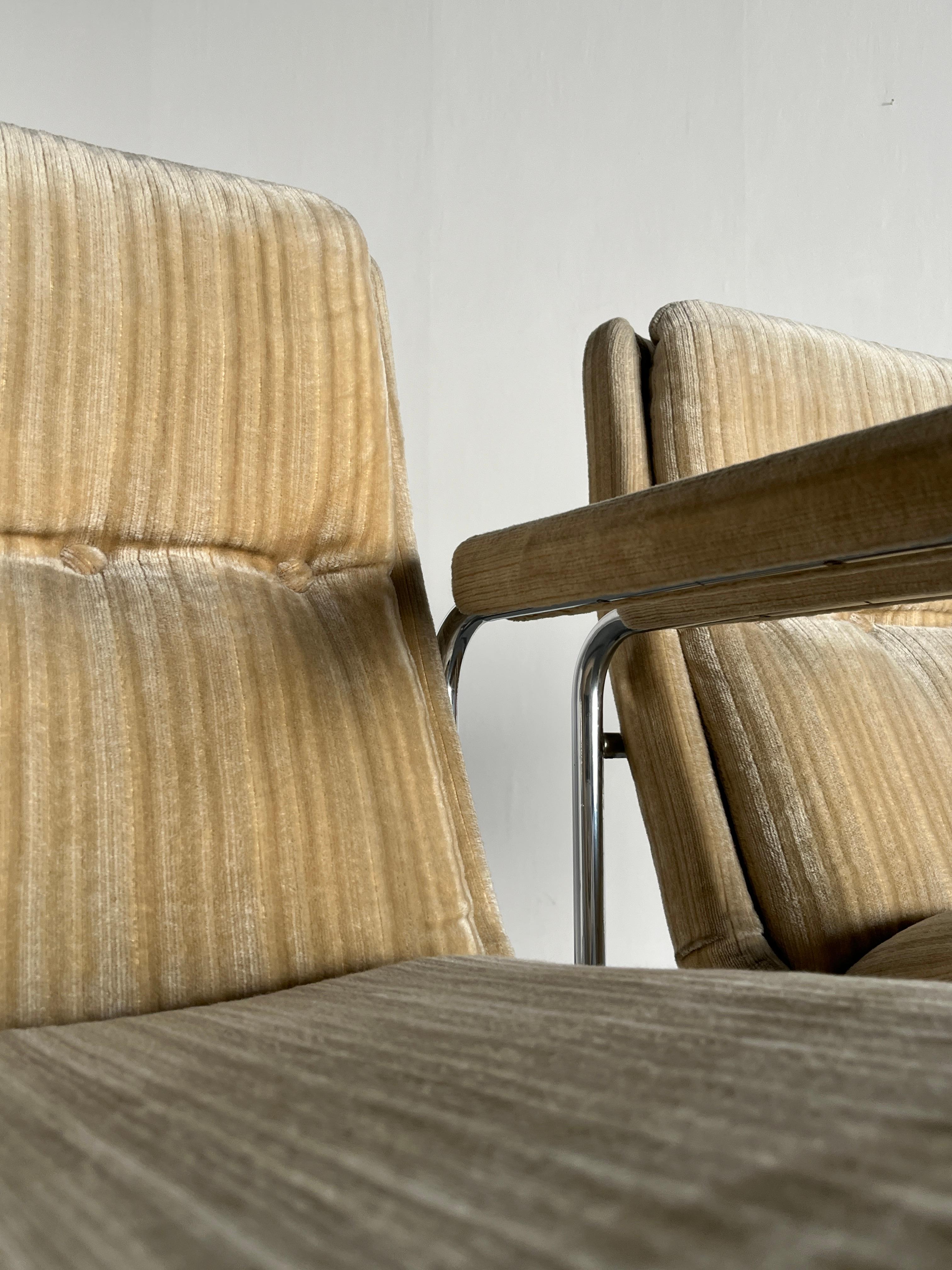 Acier 1 des 4 fauteuils du milieu du siècle en acier tubulaire chromé et tissu d'ameublement rayé, 1970 en vente