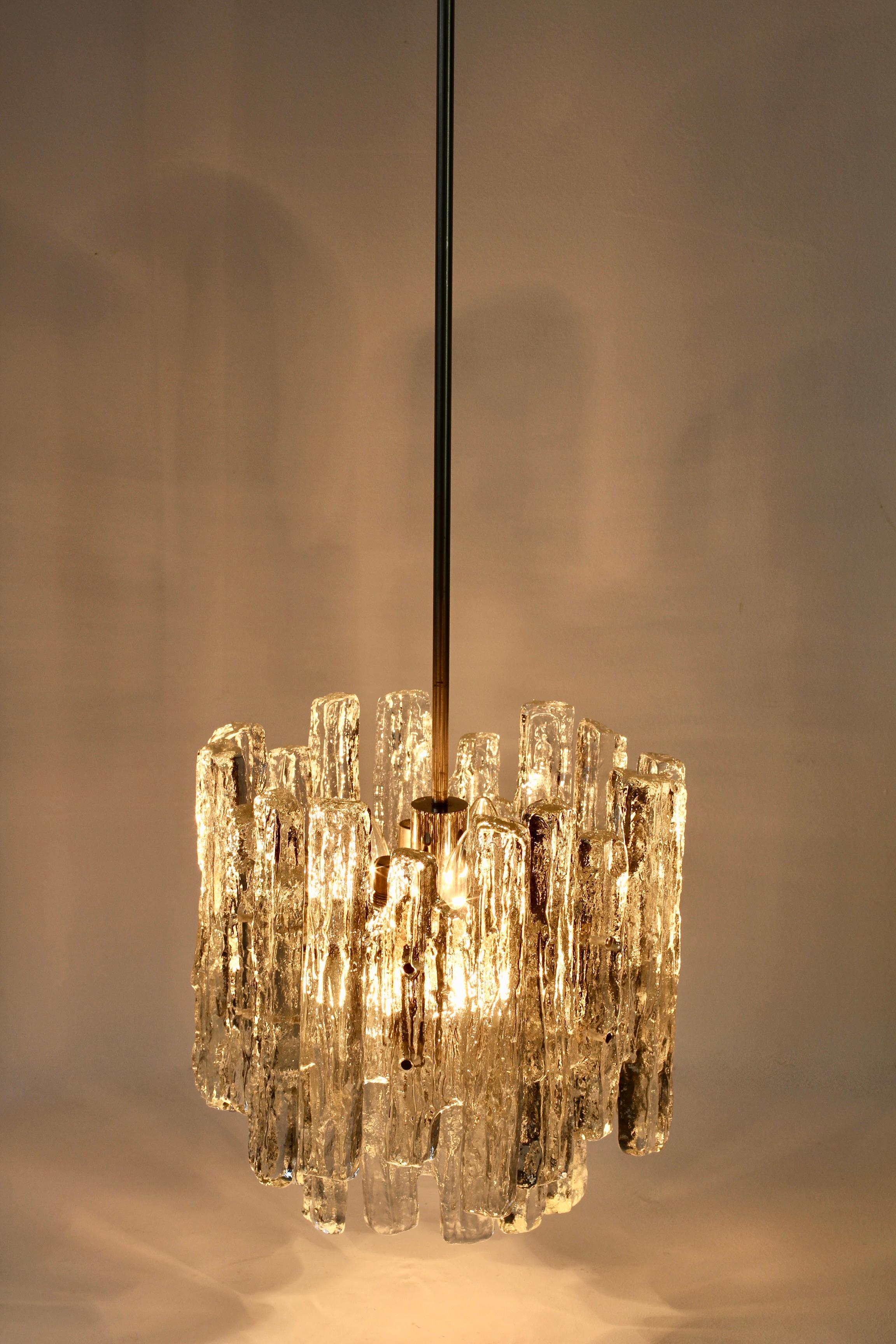 1 of a Pair of Mid-Century Kalmar Ice Crystal Glass Pendant Lights, Chandeliers In Good Condition In Landau an der Isar, Bayern