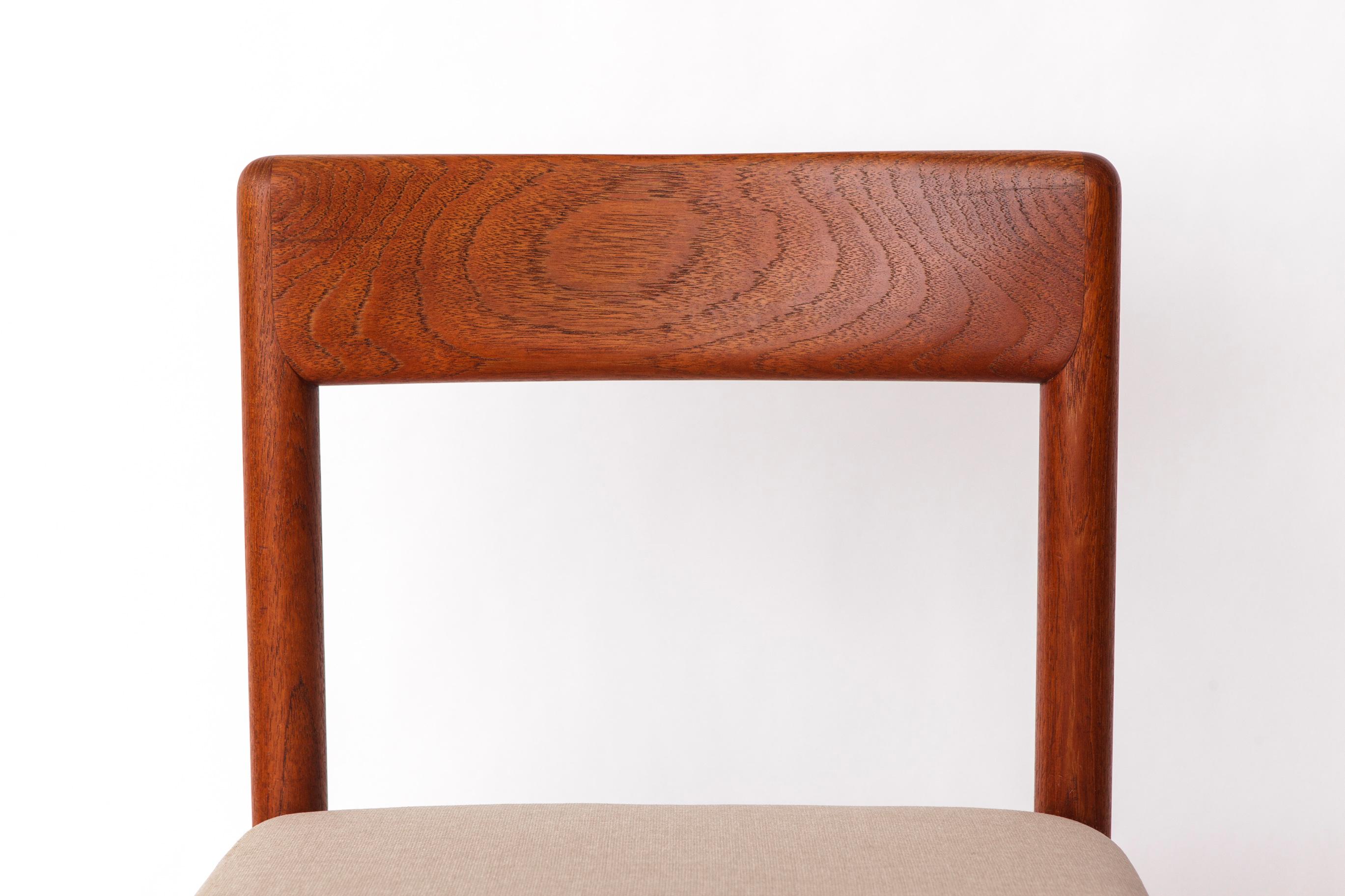 Sedia da pranzo di metà secolo (anni '60-'70)
Il prezzo si riferisce a una sedia - ne sono disponibili fino a 4

Bellissima sedia di metà secolo di probabile origine tedesca (produttore sconosciuto), risalente agli anni 1960-1970.

Telaio in rovere