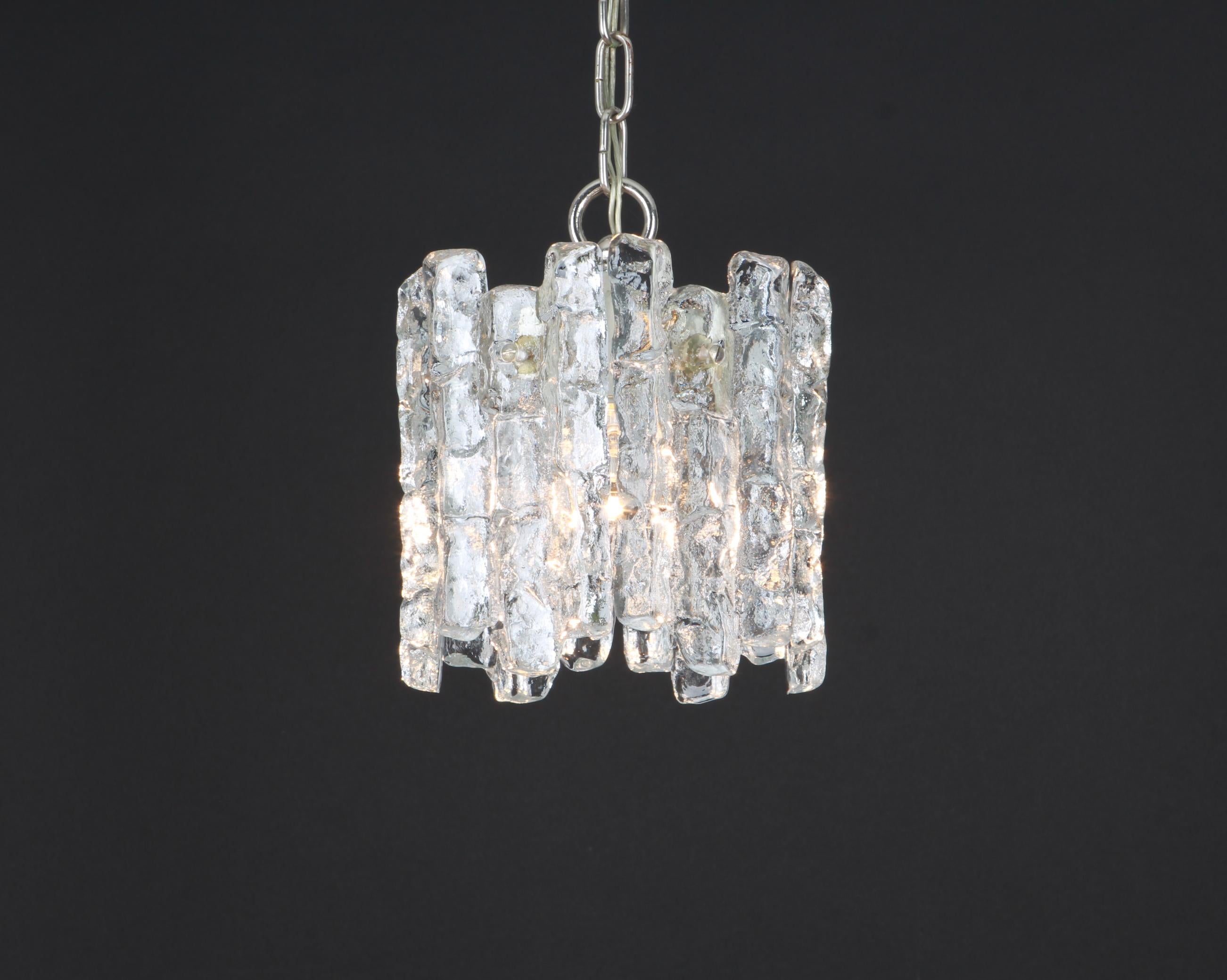 Stunning Murano glass pendants by Kalmar, 1960s
5 structured glasses, beautifully refracting the light very heavy quality.

Heavy quality and in very good condition. Cleaned, well-wired and ready to use. 

The fixture requires one E27 standard