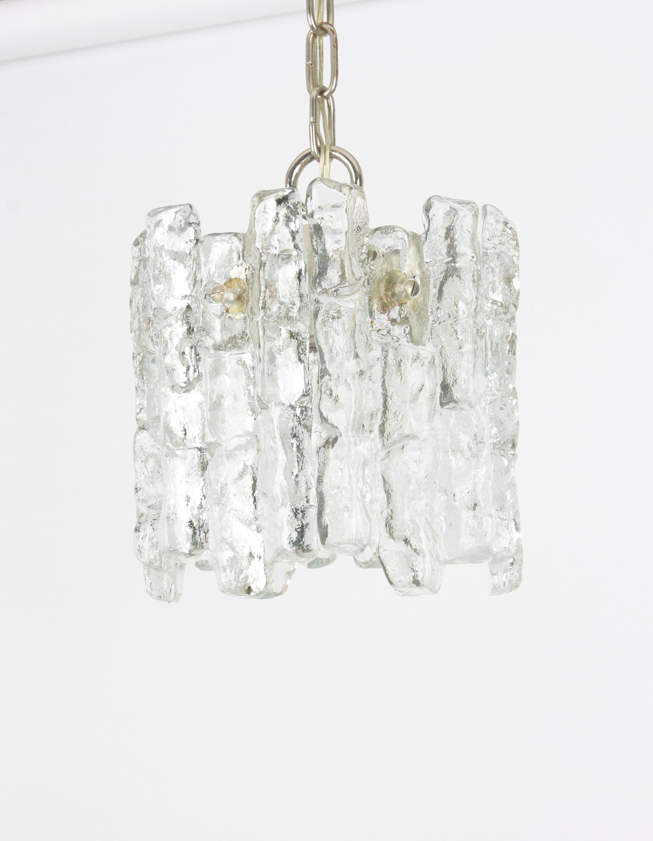Milieu du XXe siècle 1 des 4 plafonniers en verre de glace de Murano par Kalmar, Autriche, années 1960 en vente