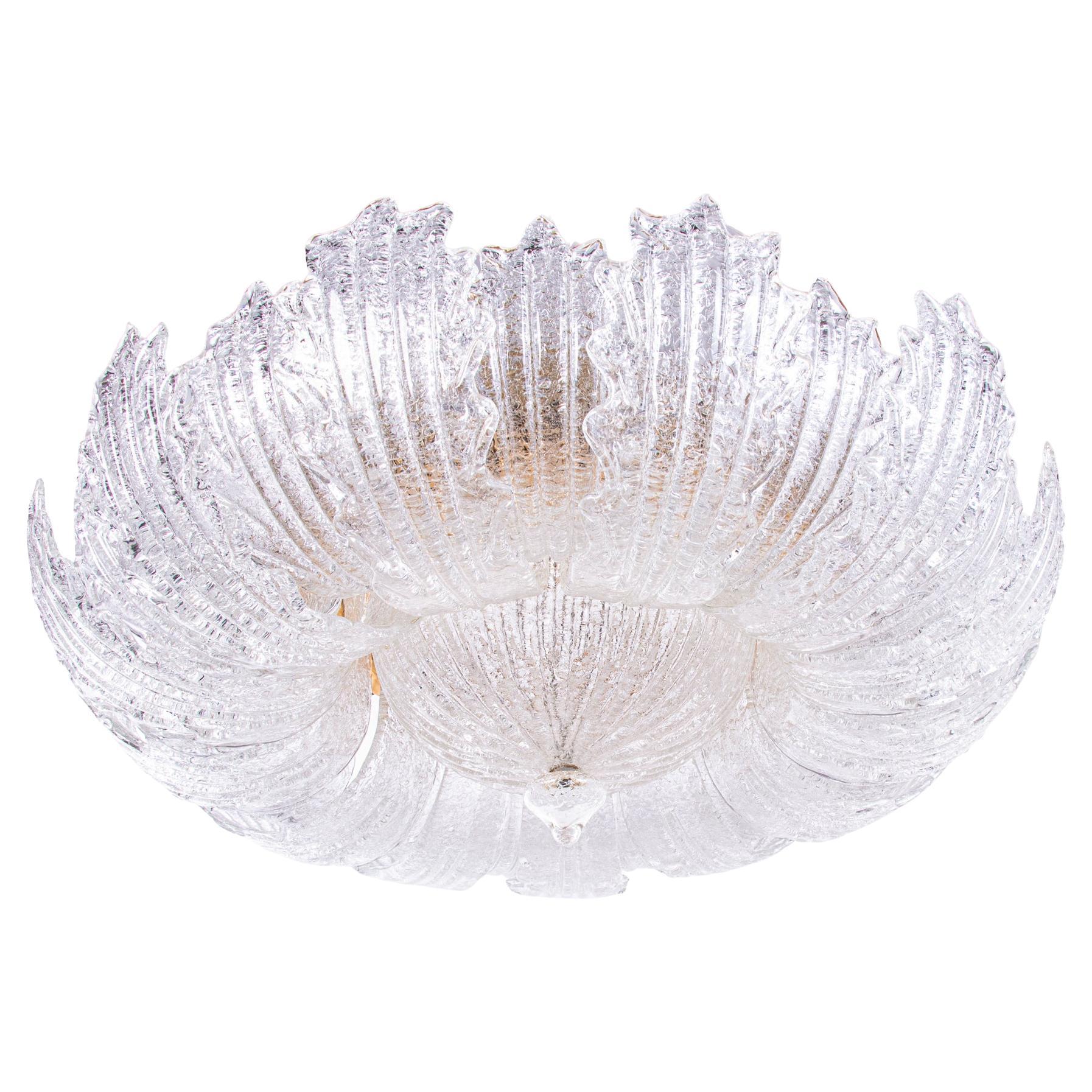 Plafonnier encastré de Murano extrêmement élégant et de grande taille avec 26 pétales en verre de Murano texturé et un bol sur une monture en laiton doré. Un élégant lustre floral en verre de Murano soufflé à la main selon la technique 