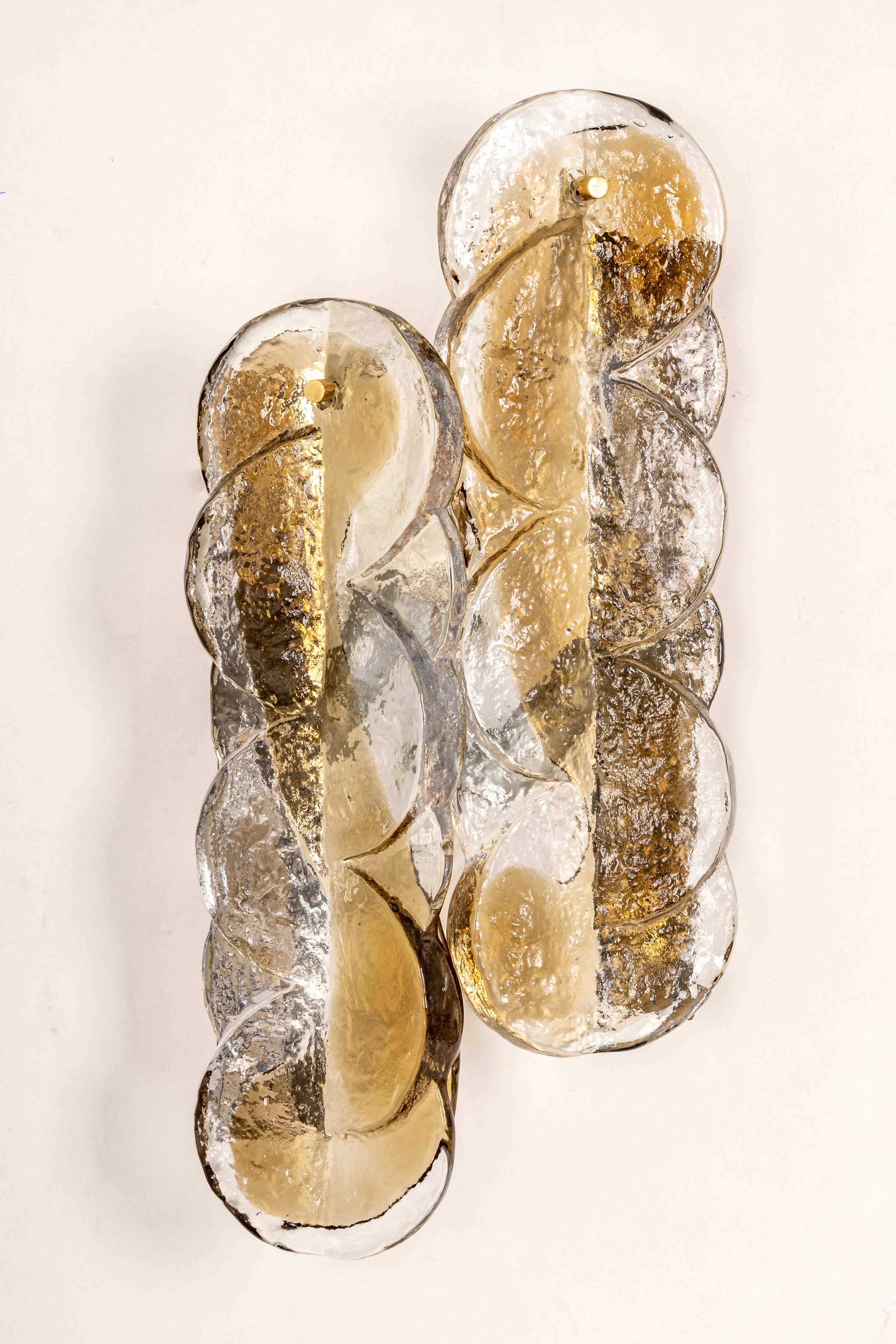 Maravillosa pareja de apliques de pared de mediados de siglo con 2 grandes piezas de cristal de Murano en cada lámpara, fabricados por Kalmar, Austria, hacia 1960-1969.

Cada aplique necesita 2 bombillas pequeñas E14. 
Las bombillas no están