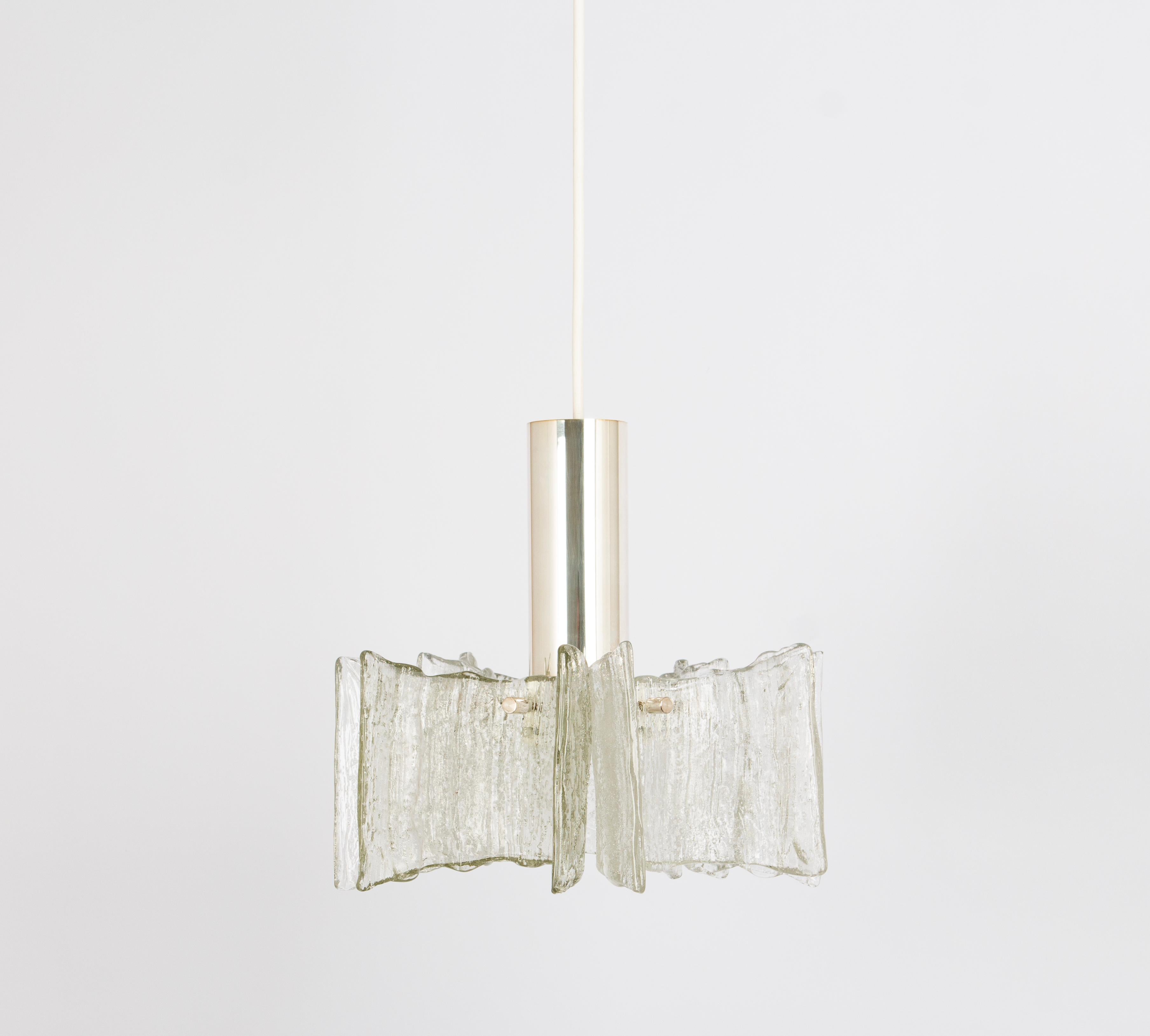 1 de 4 Pequeña lámpara colgante en forma de estrella de Kaiser, Alemania, fabricada hacia 1960-1969. Vasos de Murano curvados suspendidos de una luminaria.

Casquillos: una bombilla estándar E27 (máx. 100 vatios cada una).
Las bombillas no están