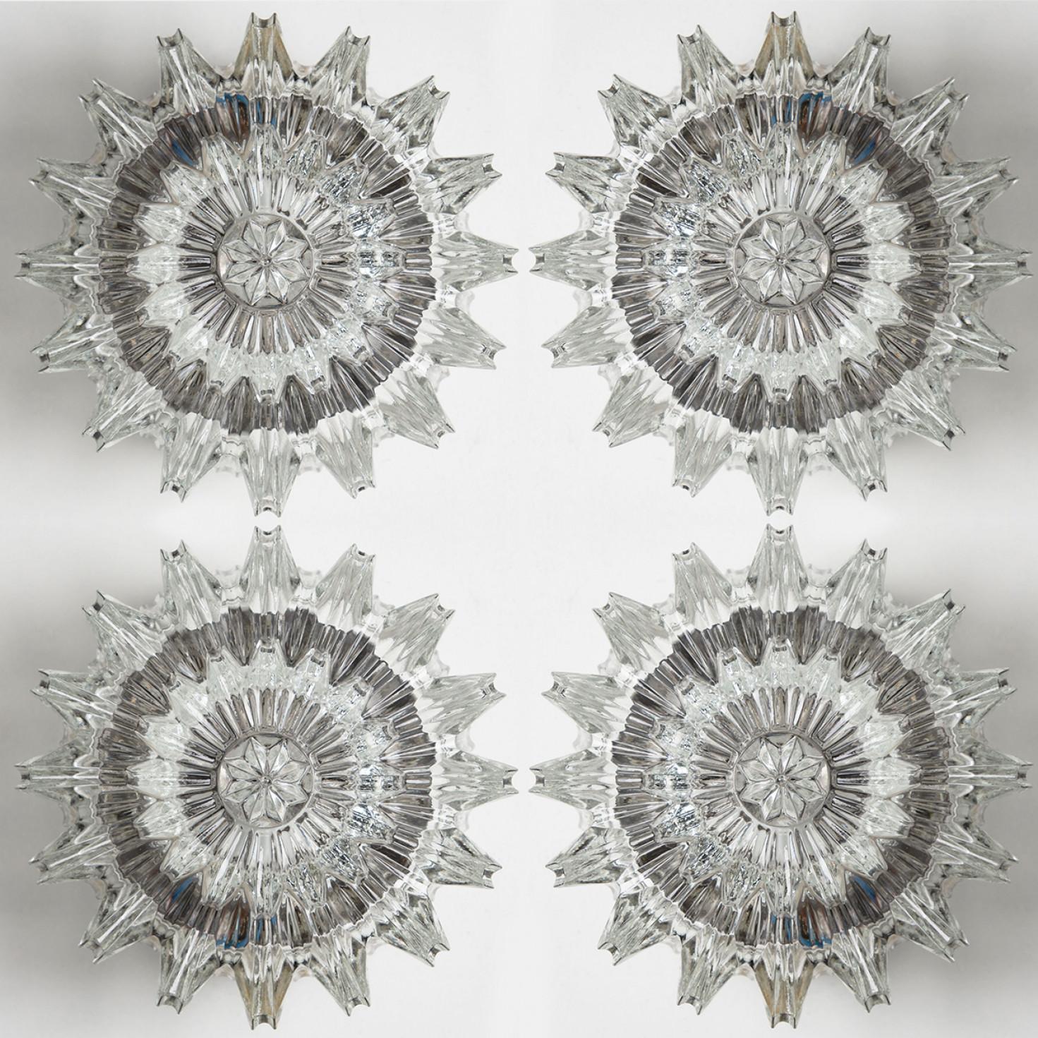 1 de 4 appliques Putzler en verre sculptural sur une monture en laiton, vers les années 1970, Allemagne. Des pièces d'exception. Un design clair, avec des matériaux modernes et des textures particulières. Avec des inclusions d'or dans les lignes de