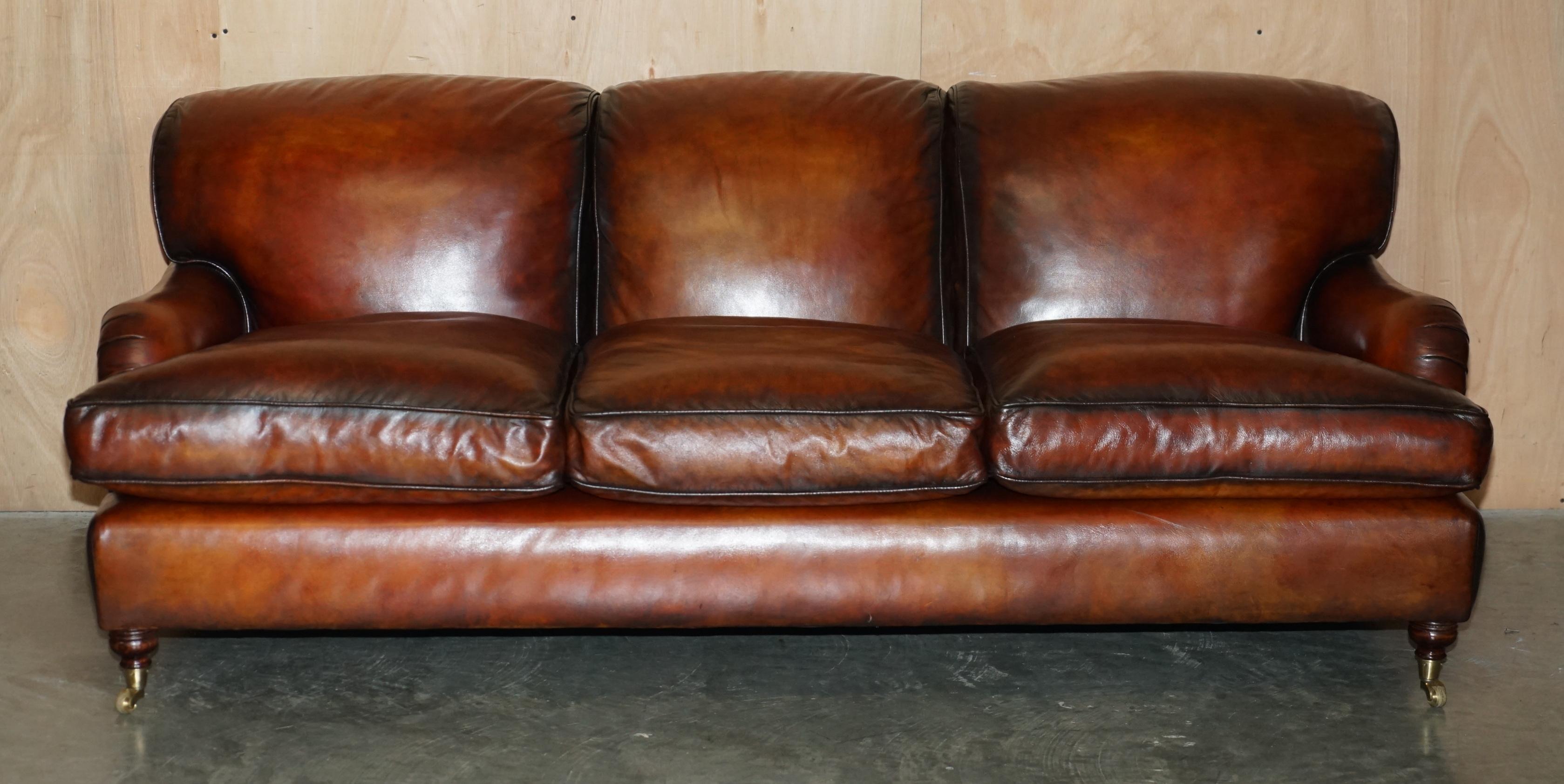 Royal House Antiques

Royal House Antiques freut sich, dieses schöne, vollständig restaurierte, handgefärbte braune Ledersofa im Stil von Howard & Son mit drei Sitzplätzen und überfüllten Federkissen, das Teil einer Sitzgruppe ist, zum Verkauf