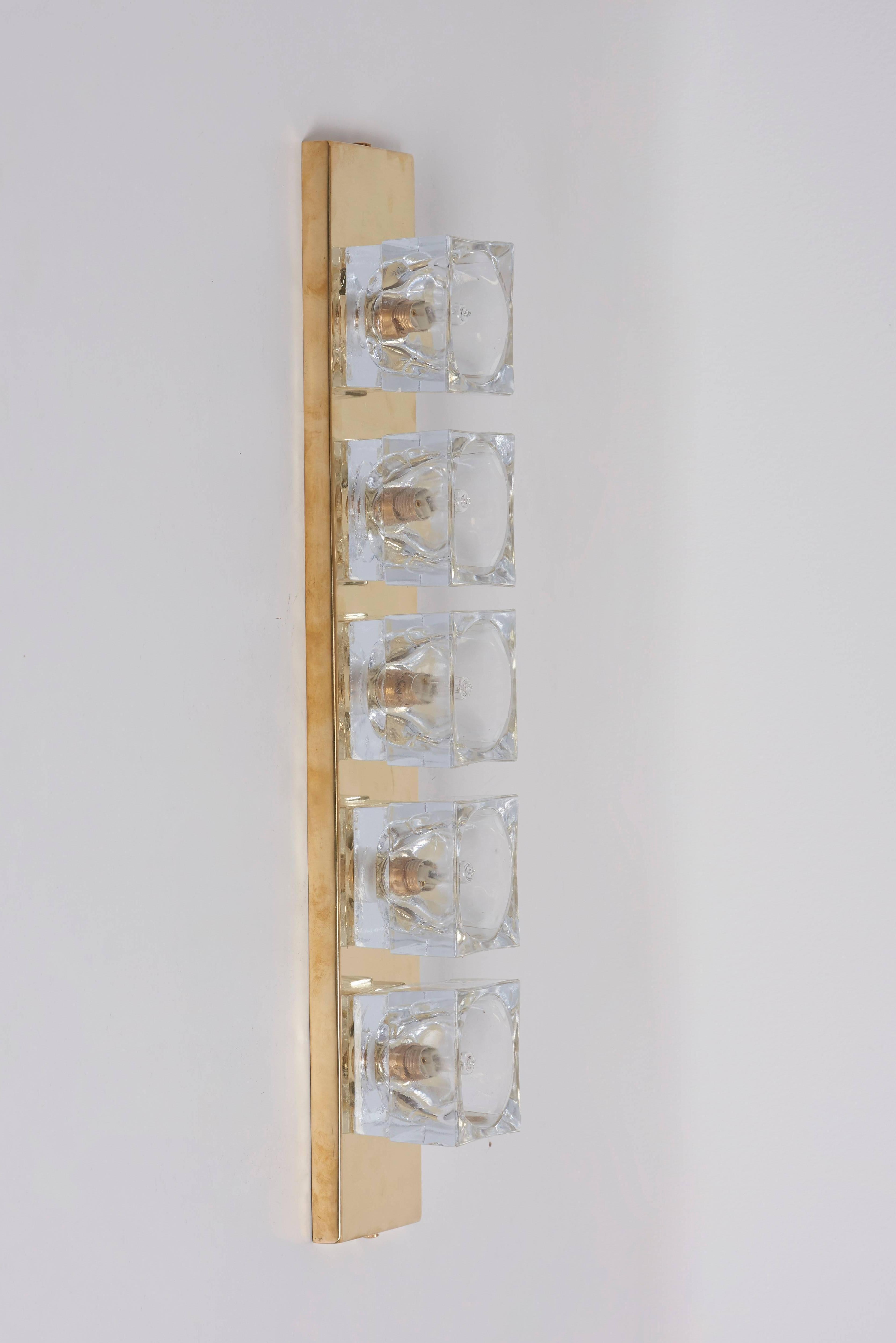 Splendide lampade da parete o da incasso con cubi in vetro di Murano vintage degli anni '70 su una base in ottone. Le lampade sono in ottime condizioni.
Per sicurezza, la lampada deve essere controllata da uno specialista in base ai requisiti locali.
