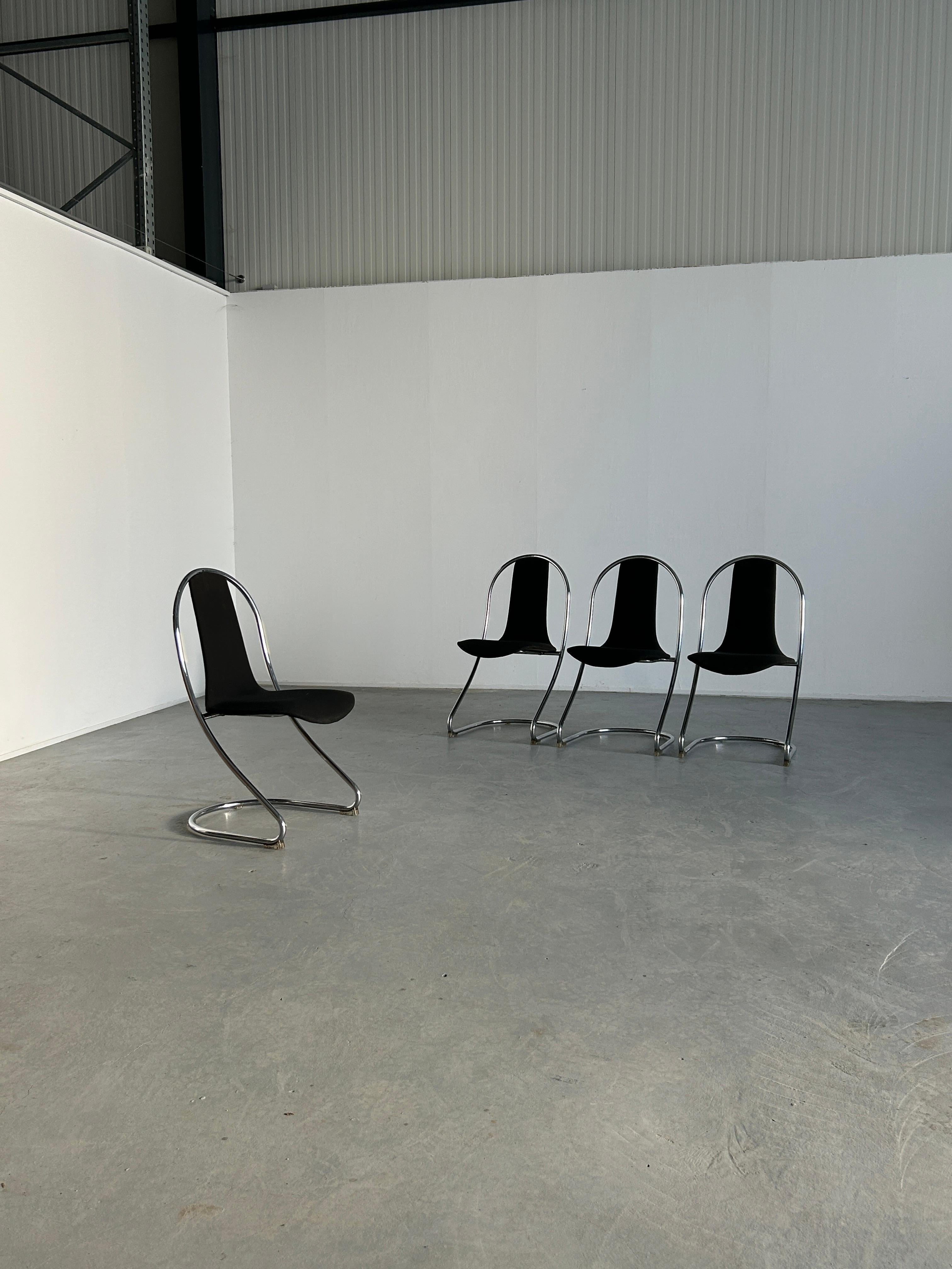 Quatre chaises italiennes Space AGE en porte-à-faux, en tube d'acier chromé, assise et dossier rembourrés d'une seule pièce.
Patins de sol en plastique transparent
Production italienne inconnue de la fin des années 1980.

Petites traces