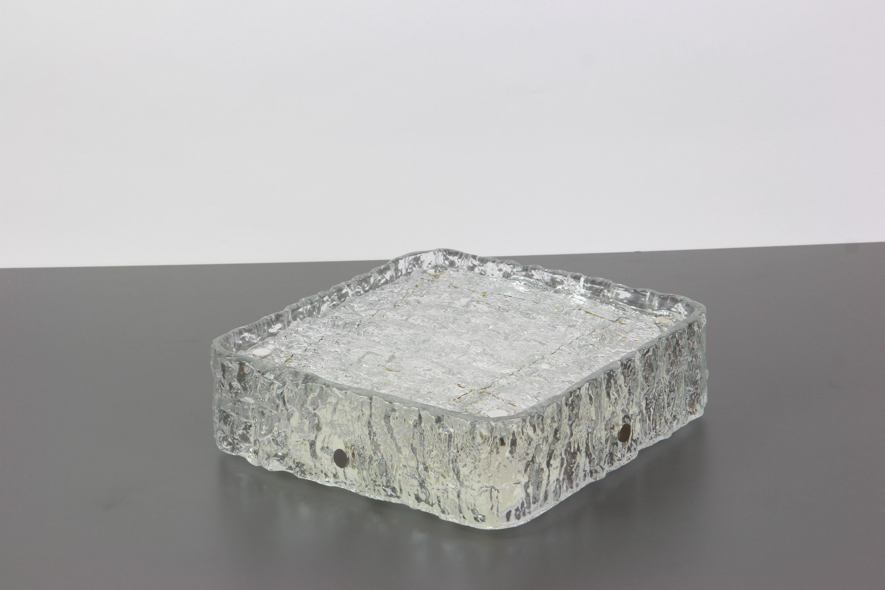 Ein wundervoller kleiner quadratischer Murano-Eisglas-Wandhalter, hergestellt von Kaiser Leuchten in Deutschland, 1970er Jahre.
Leuchte aus stark strukturiertem Eisglas auf weißem Metallsockel mit acht verchromten Halterungen.

Schwere Qualität