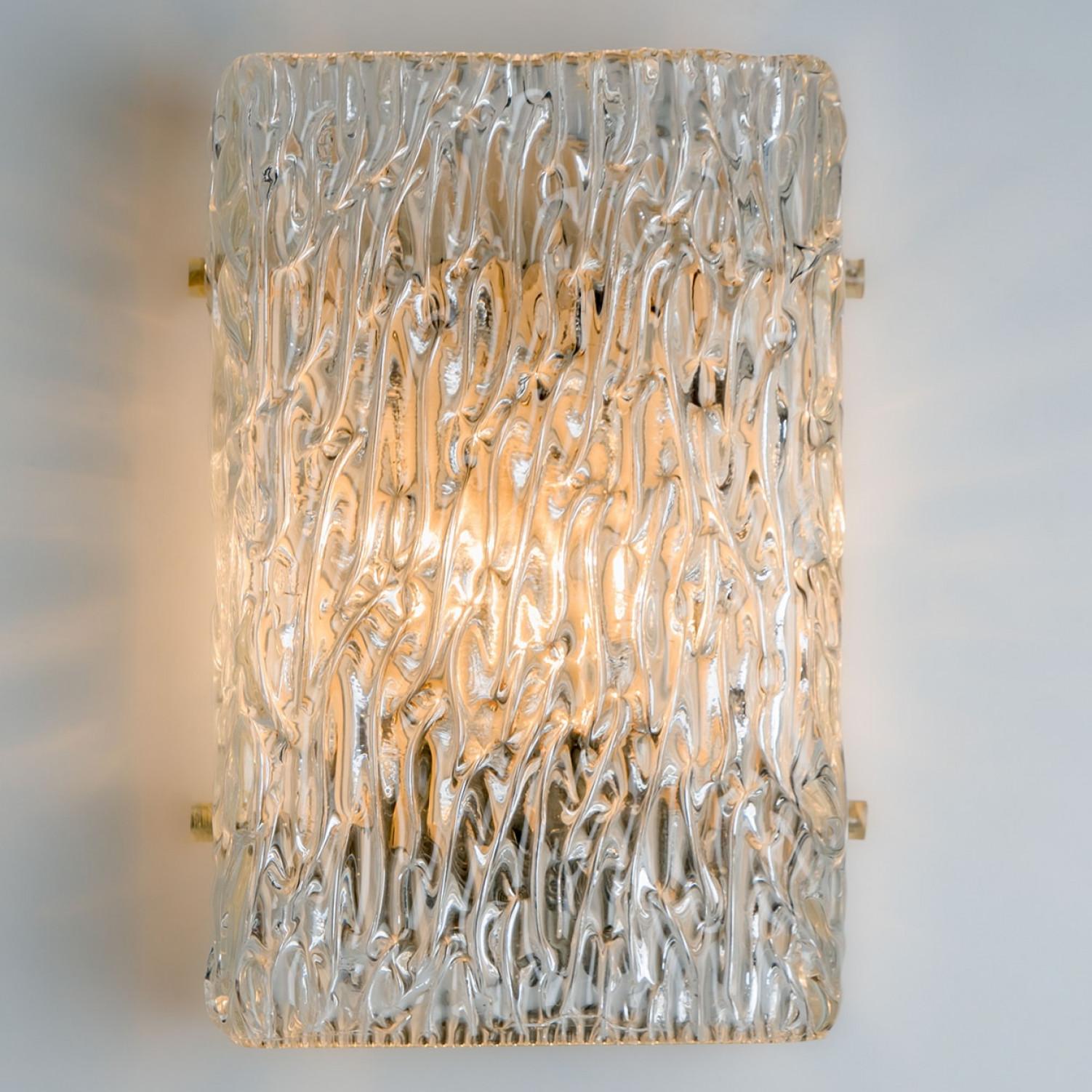 Magnifique luminaire de haute qualité fabriqué par Kalmar Leuchten, Autriche. Fabriqué au milieu du siècle, vers 1970 (à la fin des années 1960 et au début des années 1970).

Cette applique murale est composée de lumières en verre ondulé faites à la