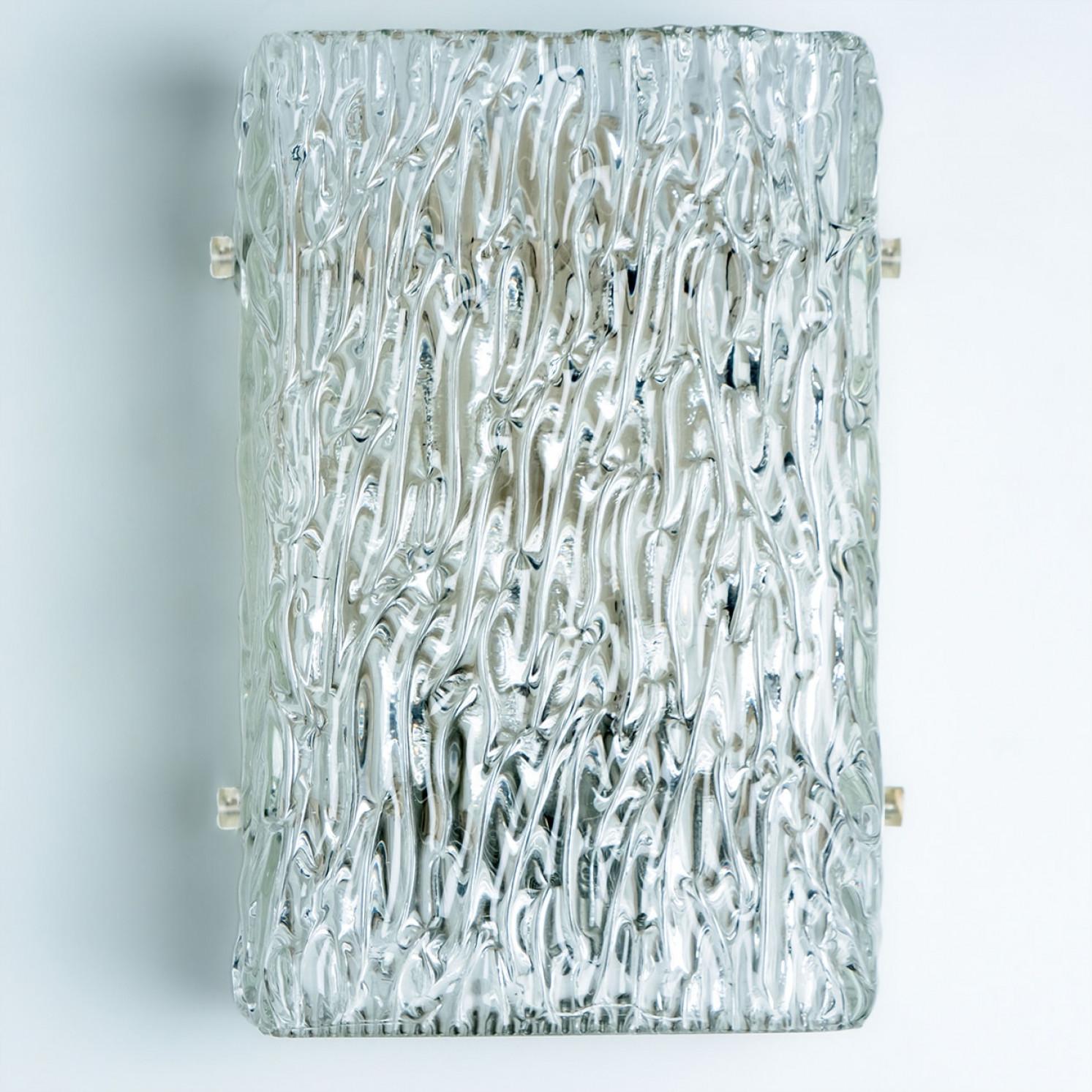 Mid-Century Modern 1 de 4 Lampes murales en verre texturé à vagues de Kalmar Leuchten, années 1970 en vente