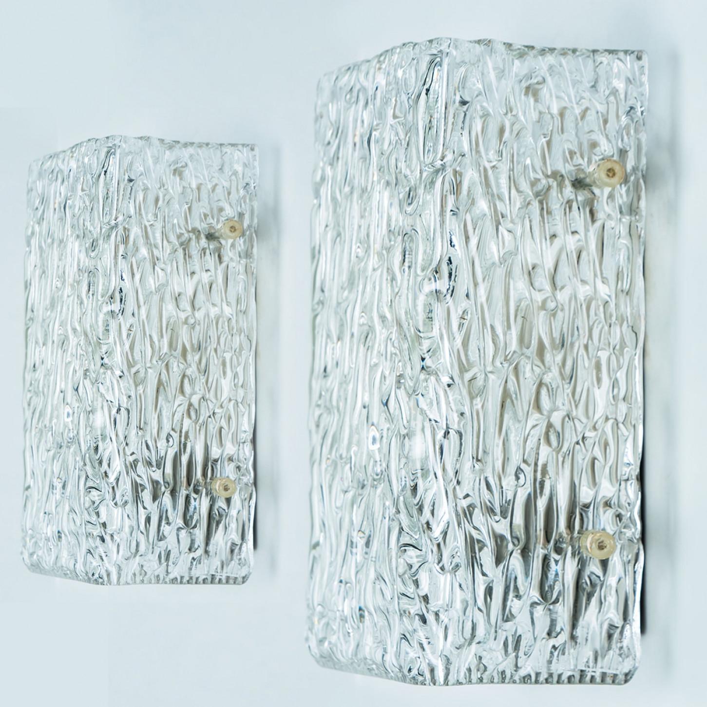 Mid-Century Modern 1 de 4 Lampes murales en verre texturé à vagues de Kalmar Leuchten, années 1970 en vente