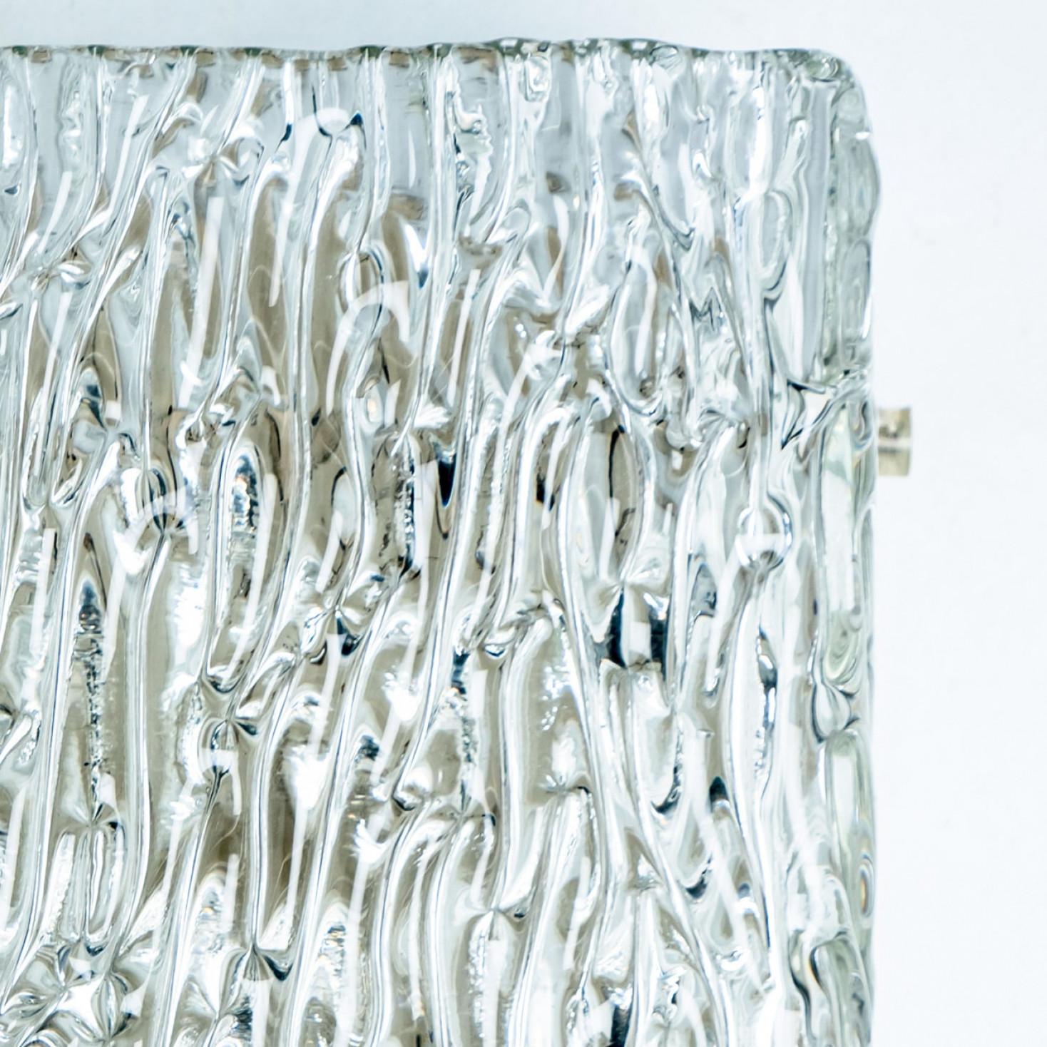 Allemand 1 de 4 Lampes murales en verre texturé à vagues de Kalmar Leuchten, années 1970 en vente