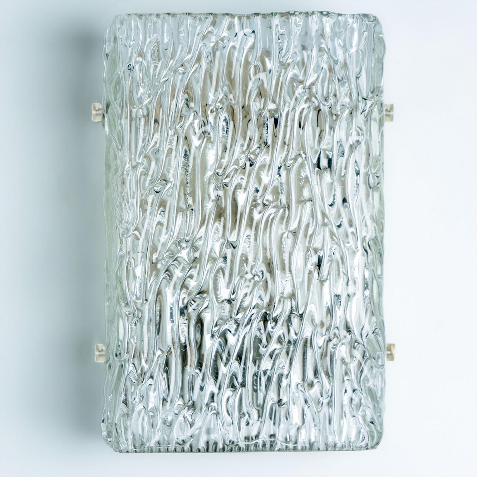 Allemand 1 de 4 Lampes murales en verre texturé à vagues de Kalmar Leuchten, années 1970 en vente