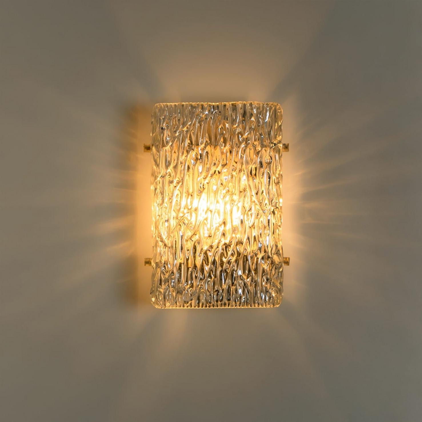 Autre 1 de 4 Lampes murales en verre texturé à vagues de Kalmar Leuchten, années 1970 en vente