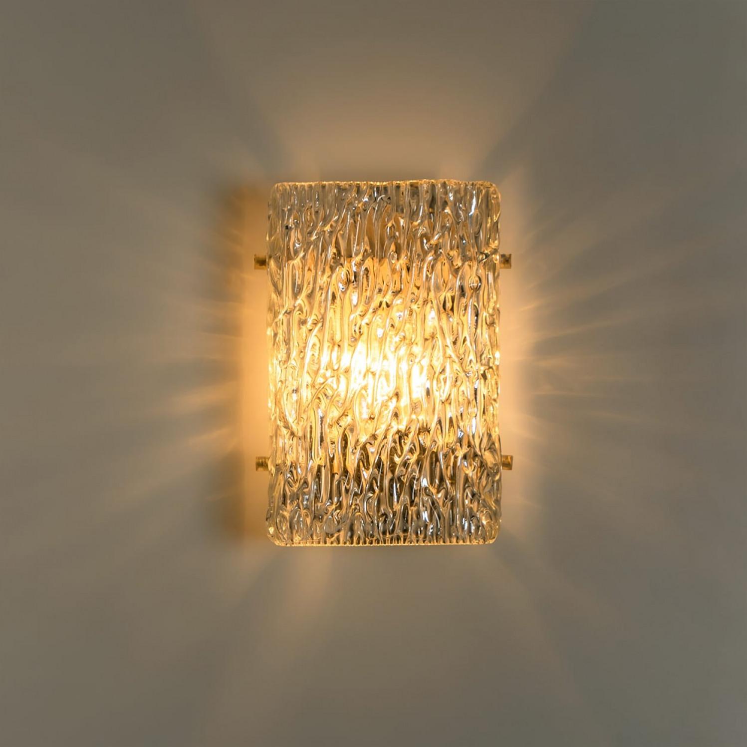1 de 4 Lampes murales en verre texturé à vagues de Kalmar Leuchten, années 1970 Bon état - En vente à Rijssen, NL