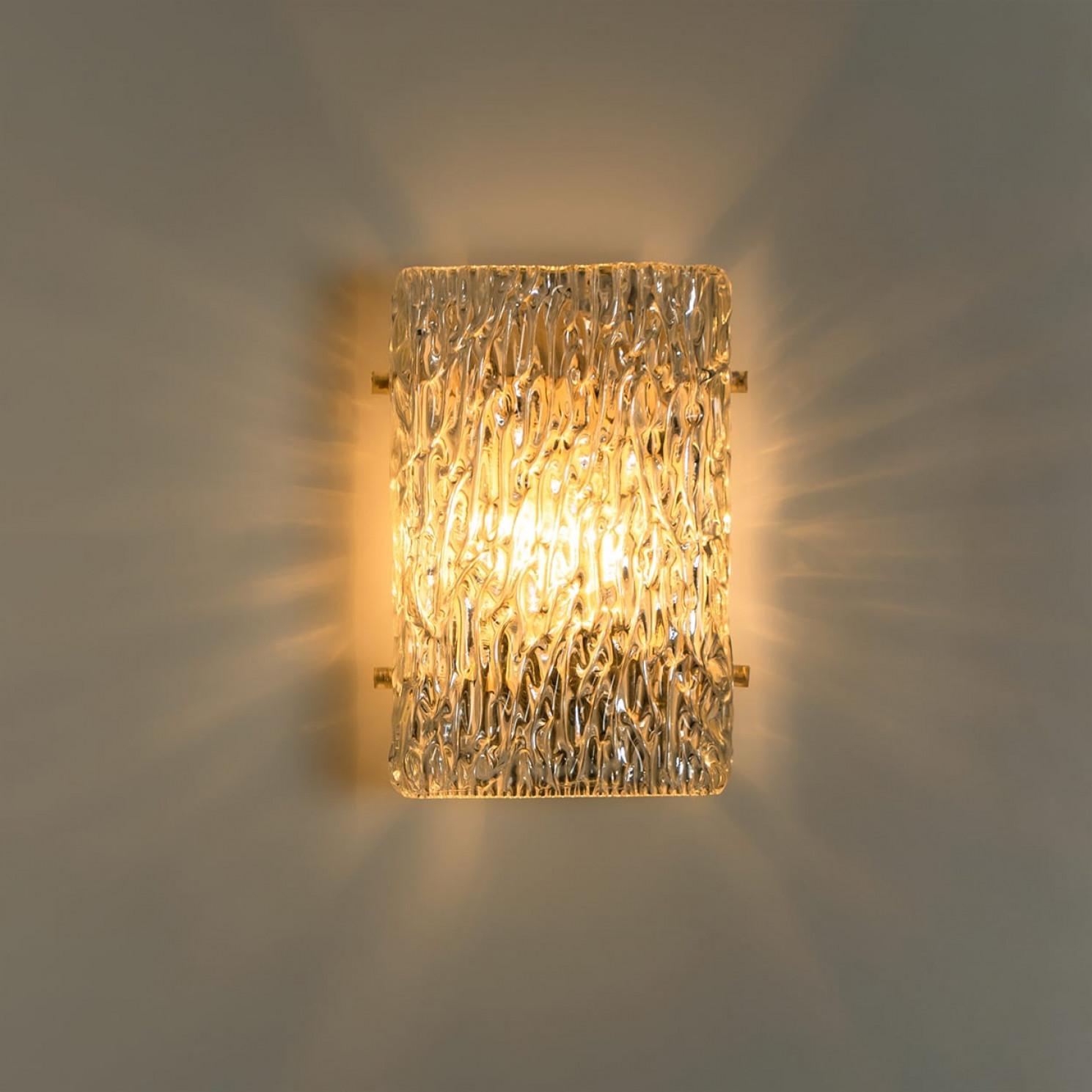 1 de 4 Lampes murales en verre texturé à vagues de Kalmar Leuchten, années 1970 Bon état - En vente à Rijssen, NL
