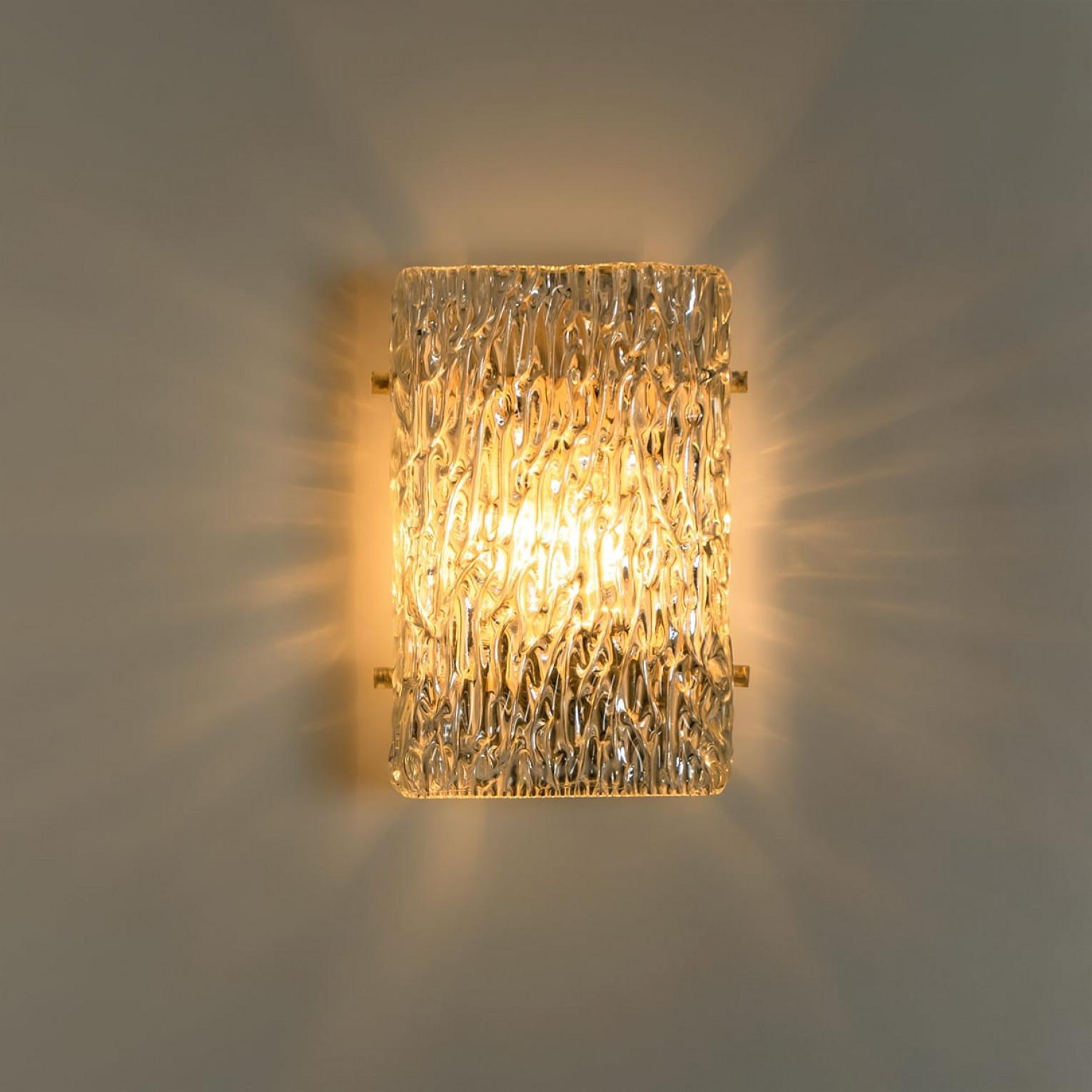 1 de 4 Lampes murales en verre texturé à vagues de Kalmar Leuchten, années 1970 Bon état - En vente à Rijssen, NL