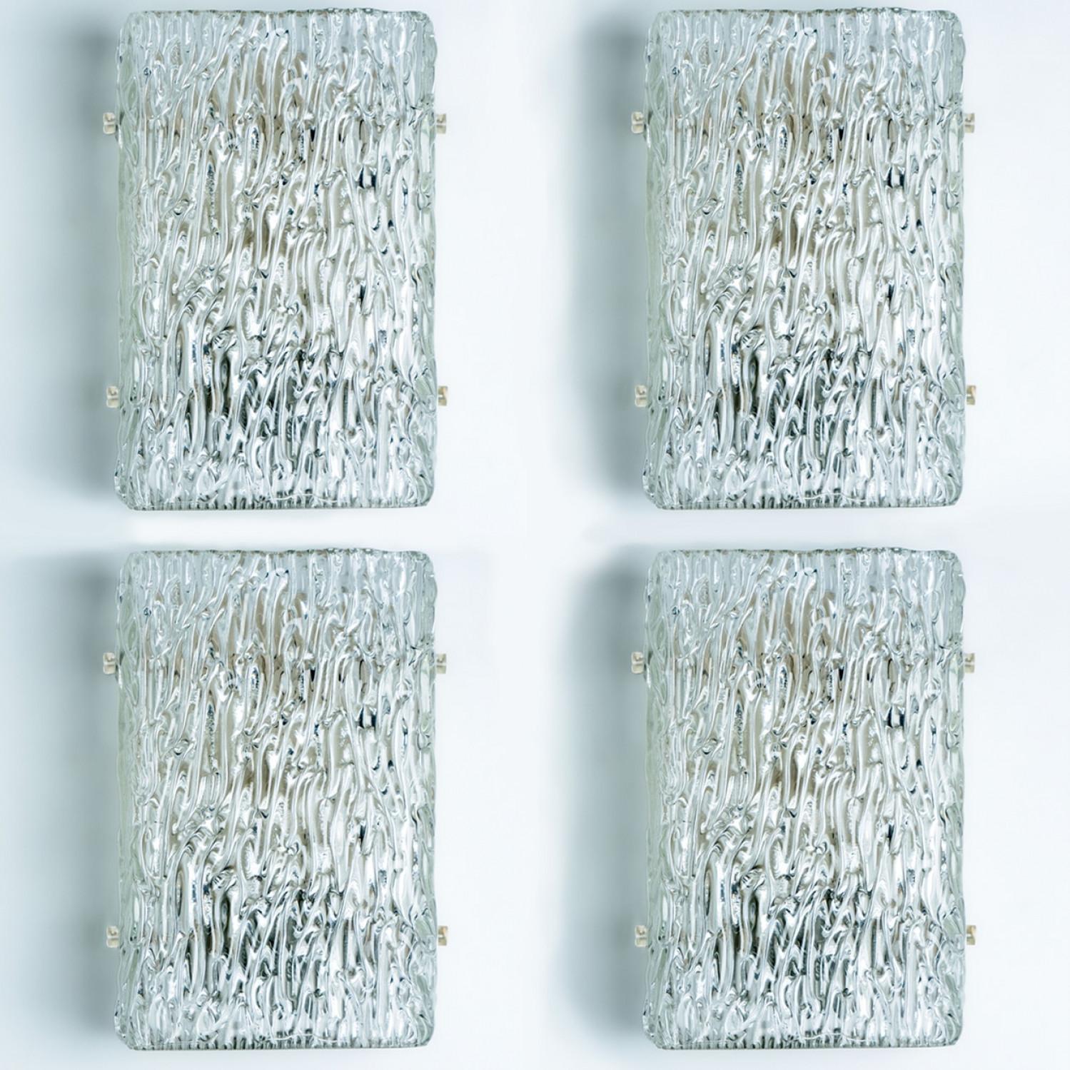 20ième siècle 1 de 4 Lampes murales en verre texturé à vagues de Kalmar Leuchten, années 1970 en vente
