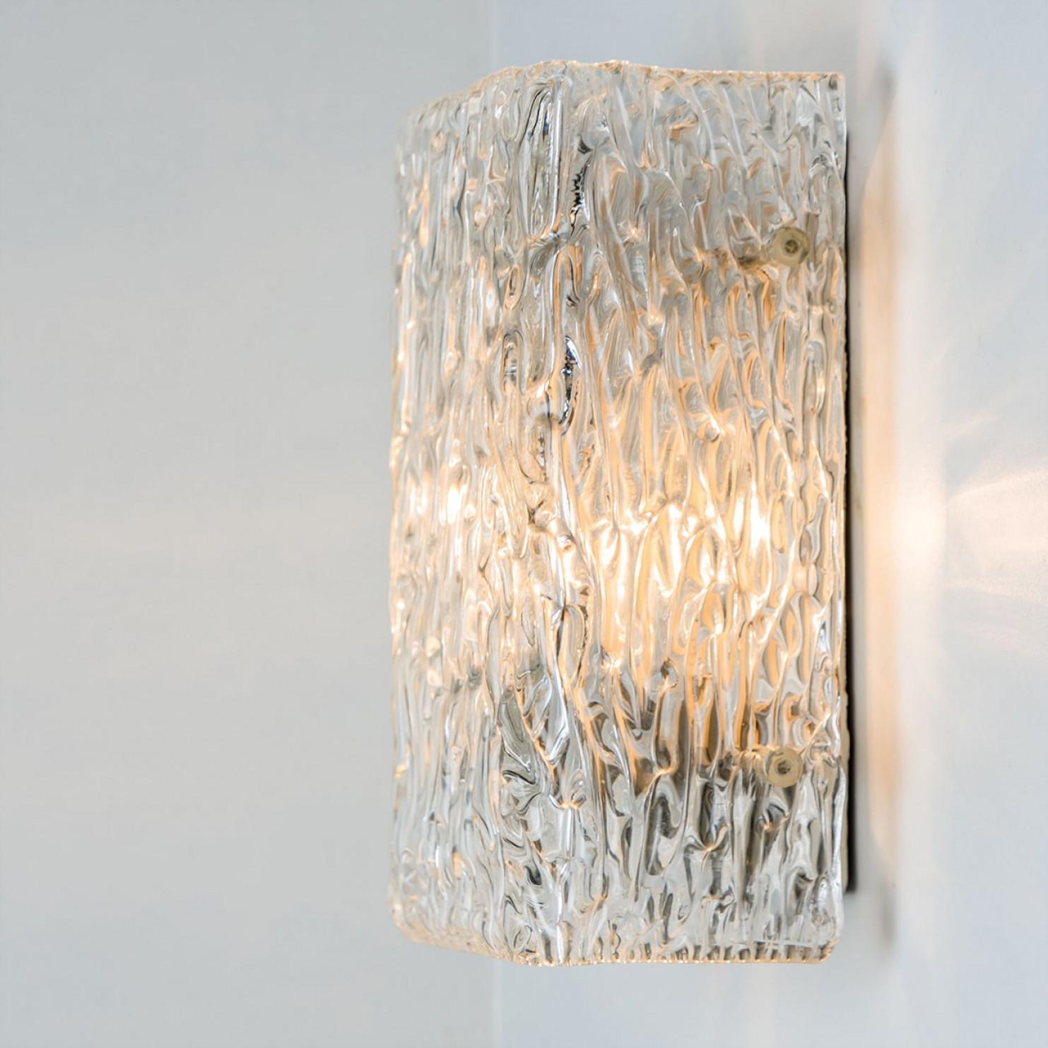 Verre 1 de 4 Lampes murales en verre texturé à vagues de Kalmar Leuchten, années 1970 en vente