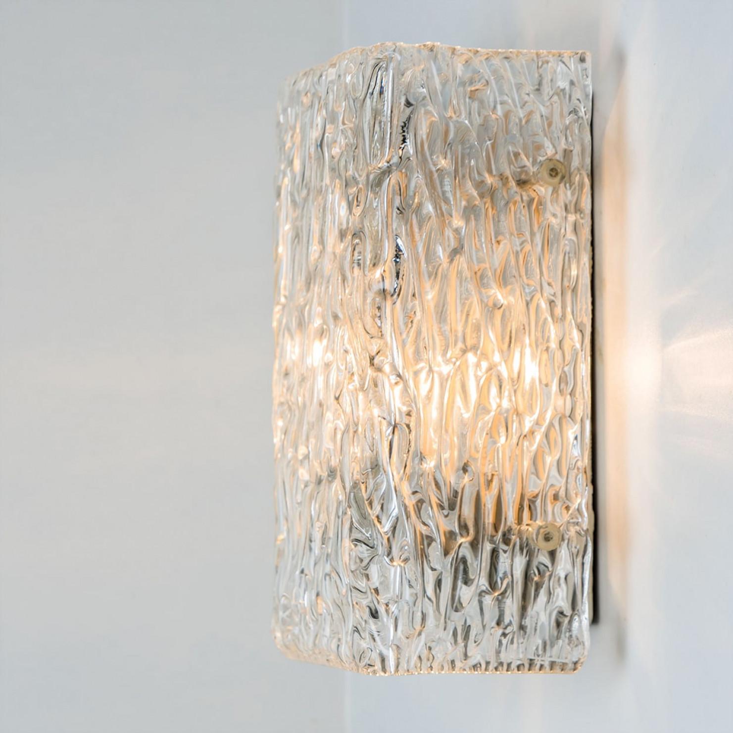 Verre 1 de 4 Lampes murales en verre texturé à vagues de Kalmar Leuchten, années 1970 en vente