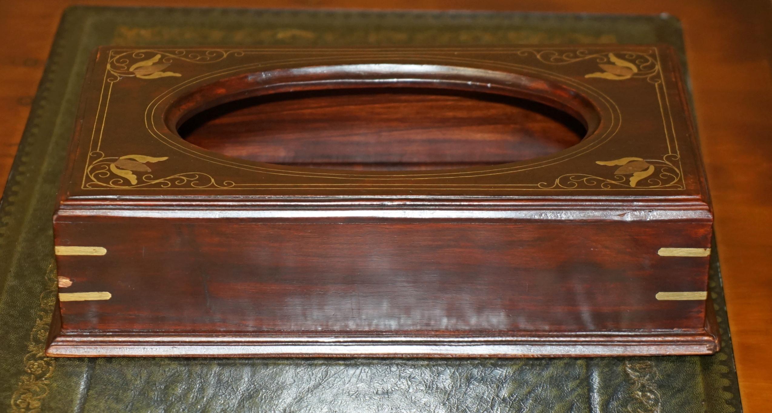 Royal House Antiques

The House Antiques a le plaisir de proposer à la vente 1 des 4 porte-mouchoirs vintage en bois de rose d'exportation anglo-indienne et en laiton.

Une belle boîte à mouchoirs bien fabriquée et décorée, idéale pour ajouter un