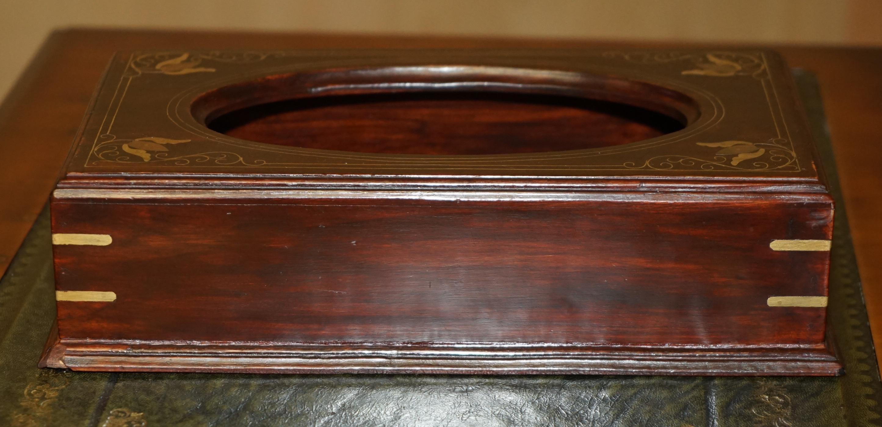 Laiton 1 DE 4 PORTE-BOÎTES A TISSUES ANGLO INDIEN EN BOIS DUR ET BRAS des années 1920 en vente