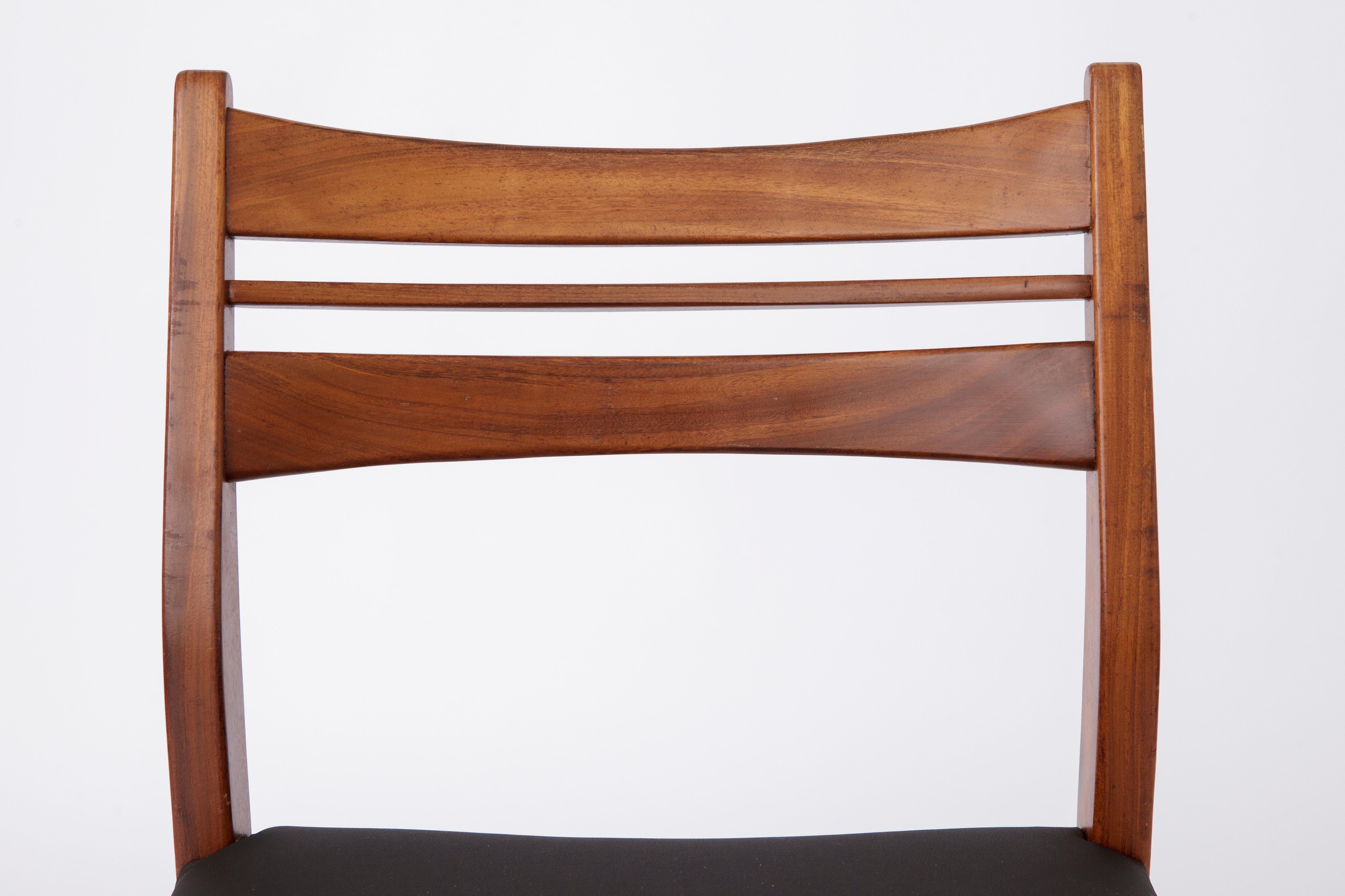 Sedia da pranzo Vintage By  Design tedesco degli anni '60-'70 (Set di 4 pezzi)
Designer sconosciuto, probabilmente prodotto in Germania negli anni '60 o '70.
Il prezzo indicato è per una sedia. Sono disponibili fino a 4 sedie.

✔️ Buone condizioni