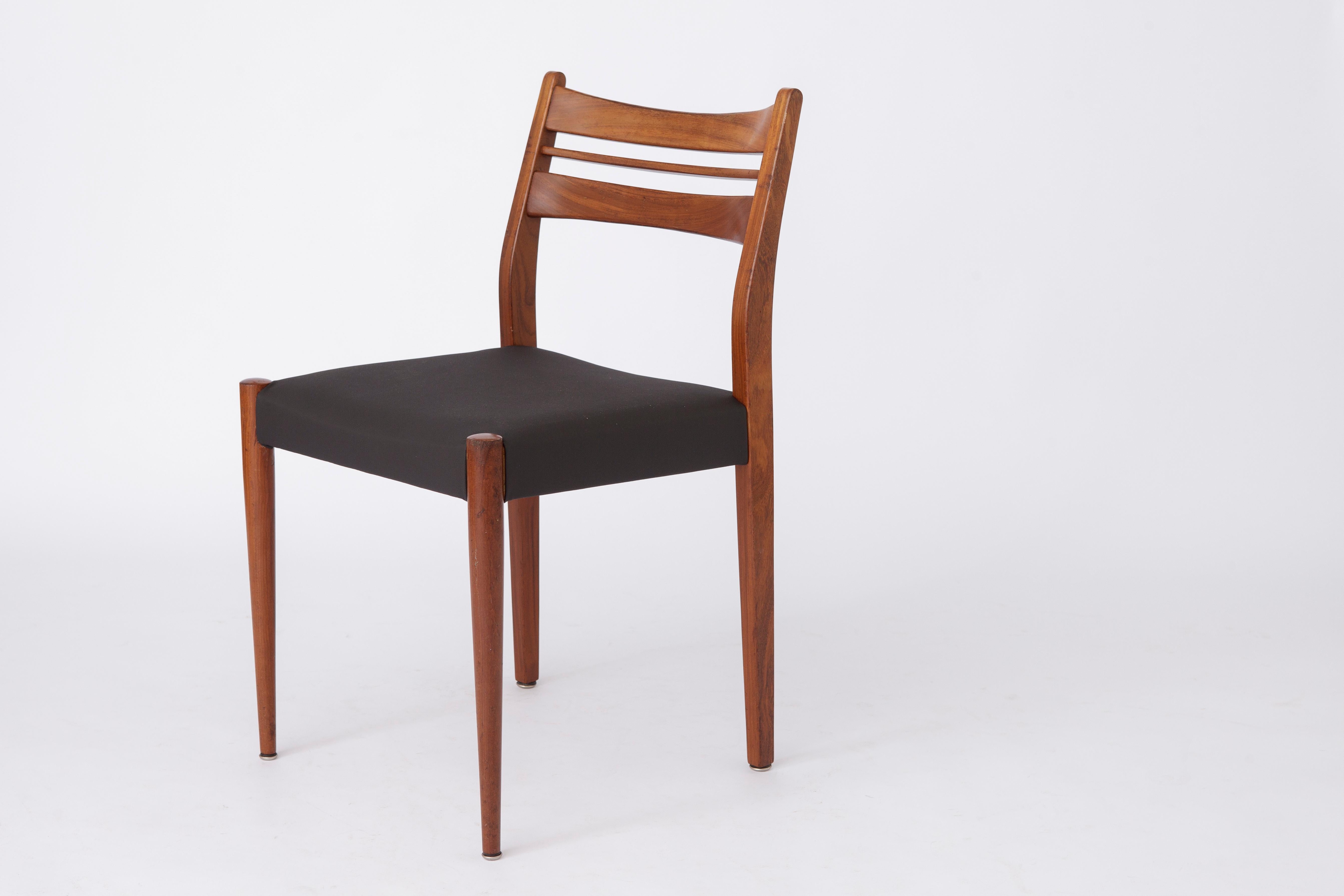 Mid-Century moderno 1 di 4 sedie da pranzo tedesche d'epoca, anni '60-'70, faggio tinto e skai nero in vendita