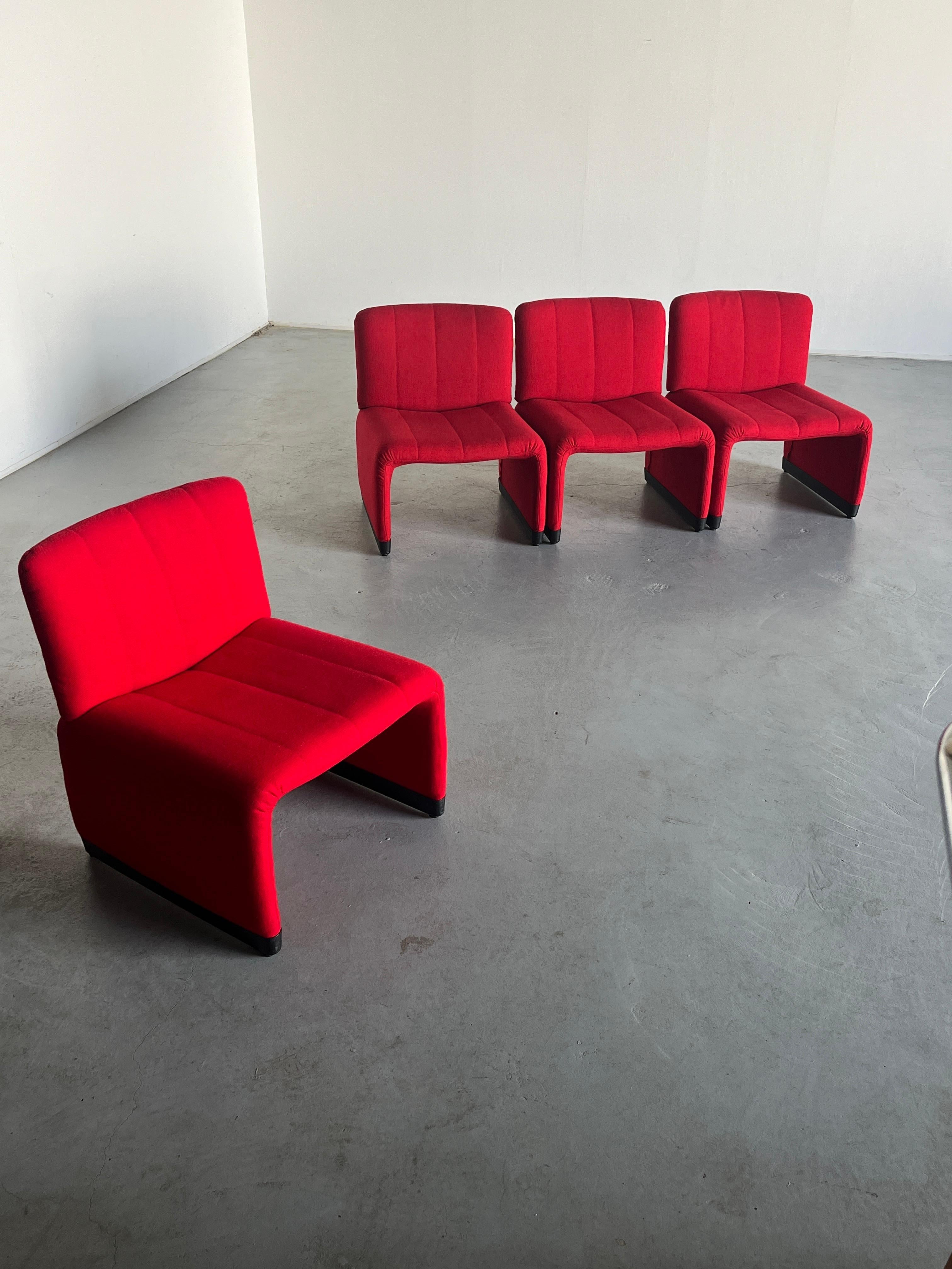 Chaises longues italiennes vintage des années 1970. Dans le style des chaises 'Alky' de GIancarlo Piretti pour Anonima Castelli.

Produit en Italie dans les années 1970.

Dans l'ensemble en excellent état avec des signes d'âge moins importants,