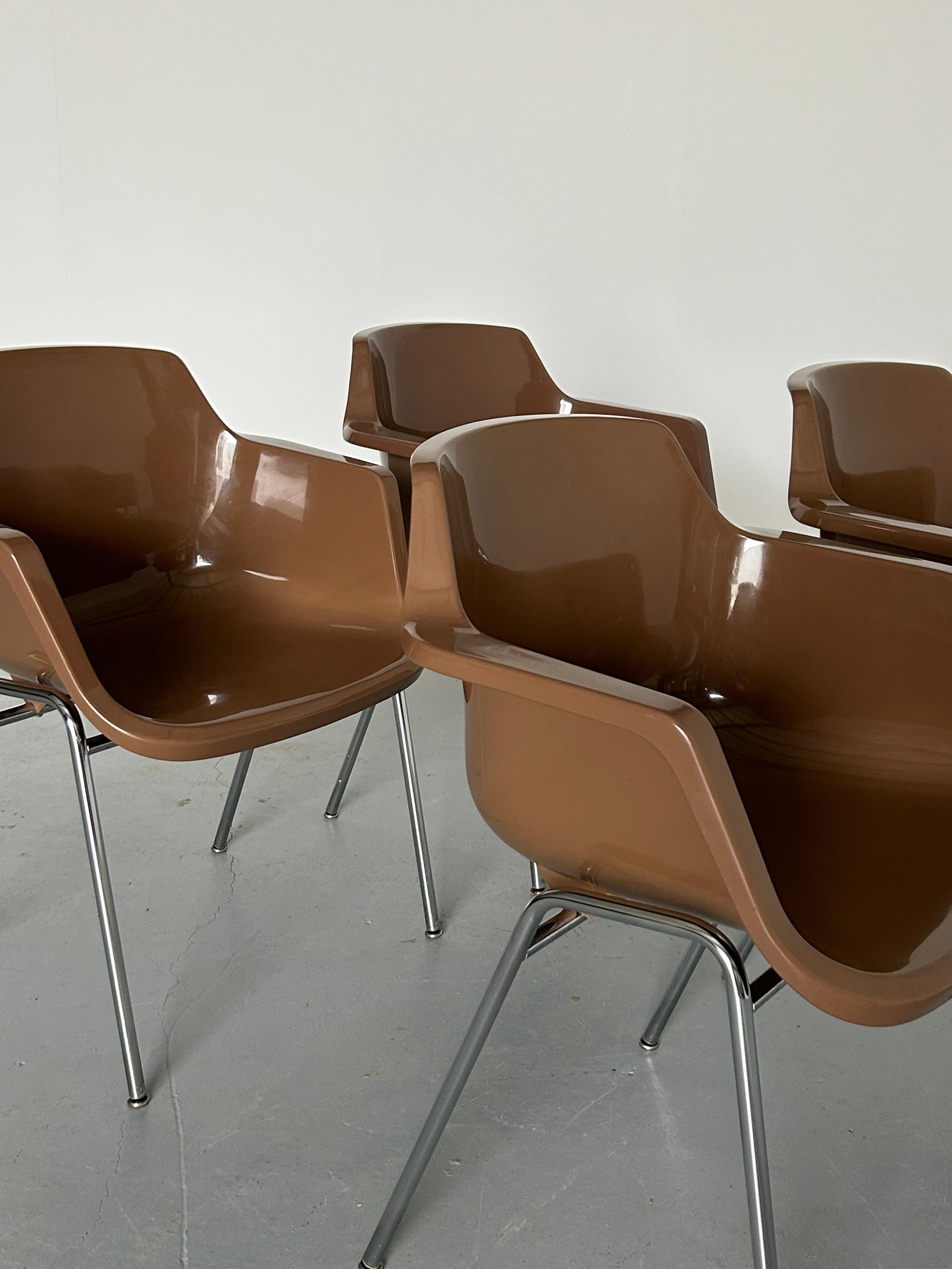 1 of 4 Vintage Mid-Century Shell Plastic Dining Chairs in style of Eames Shell  For Sale 3