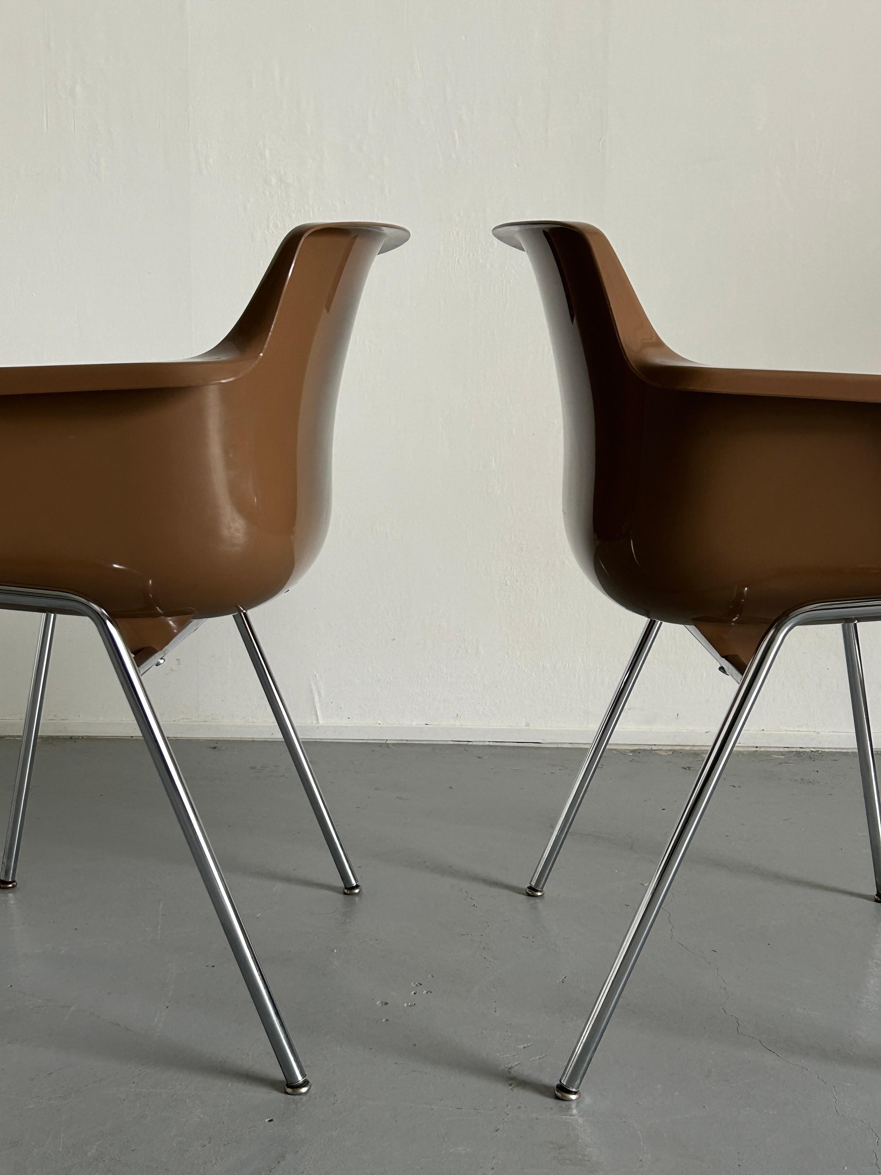 1 of 4 Vintage Mid-Century Shell Plastic Dining Chairs in style of Eames Shell  For Sale 8