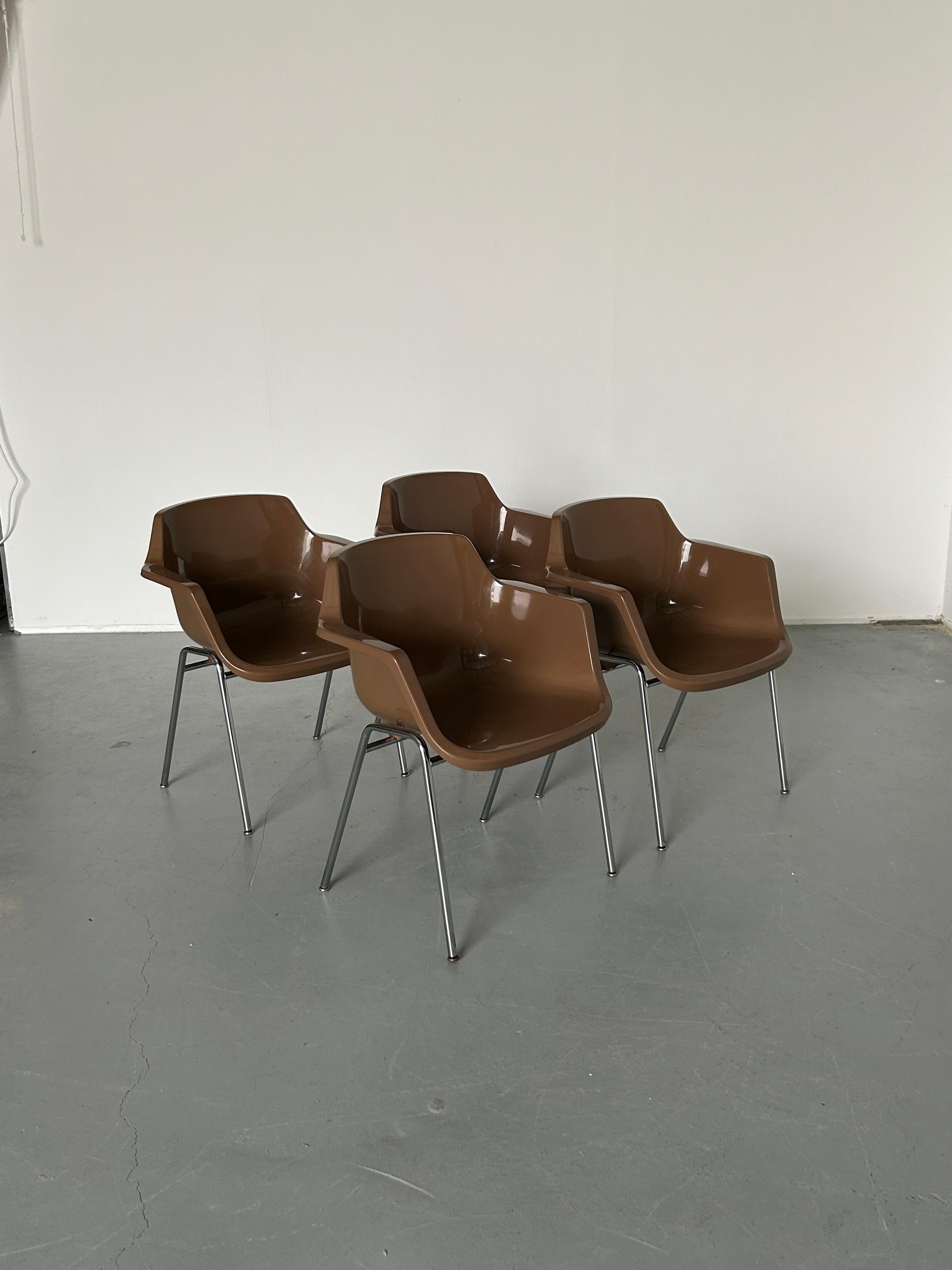 1 of 4 Vintage Mid-Century Shell Plastic Dining Chairs in style of Eames Shell  In Good Condition For Sale In Zagreb, HR