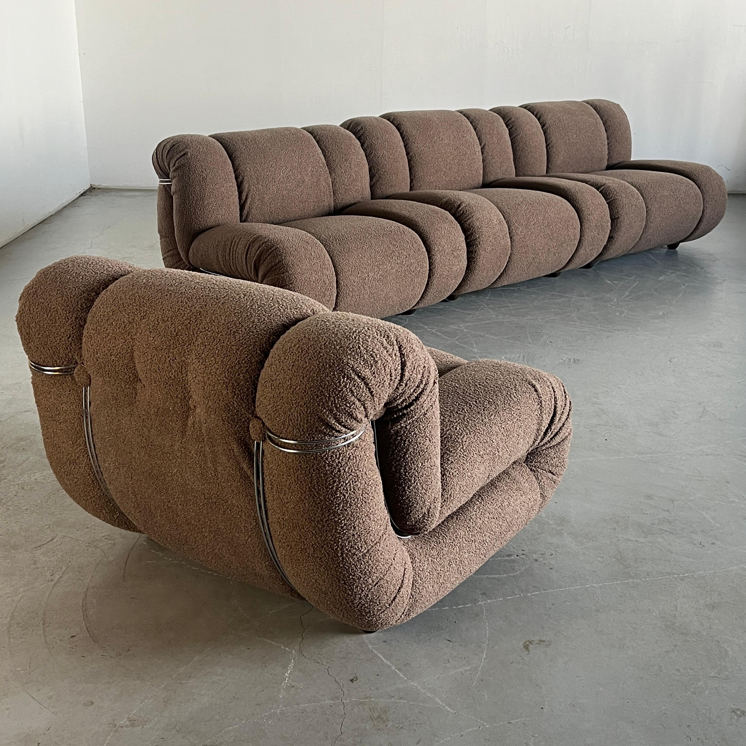Elegantes und seltenes Vintage-Modul 'Velasquez' des italienischen Herstellers Mimo Padova.

Die vier unabhängigen Lounge-Sessel (oder Module) wurden mit einem schönen taubengrauen Boucle-Stoff neu gepolstert und verfügen über ein verchromtes