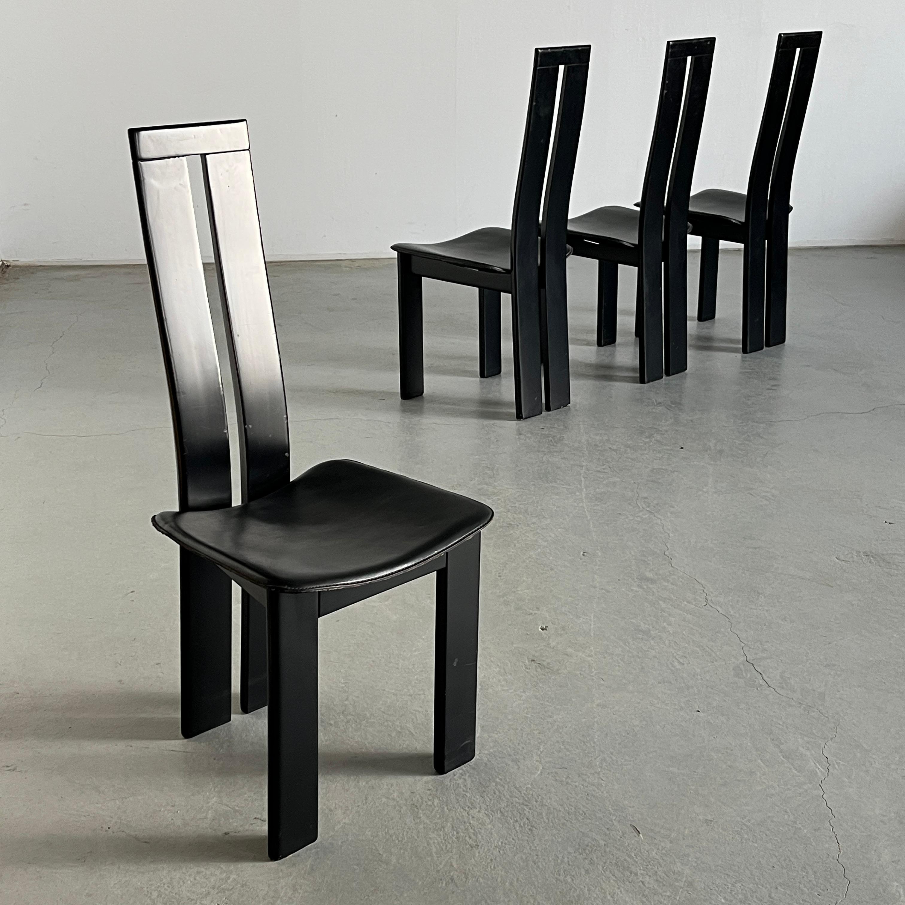 Une des quatre chaises de salle à manger à haut dossier dans le style de Pietro Constantini dans les années 1970. Pieds et dossier en hêtre laqué, assise en cuir noir.

Le prix est pour une seule pièce.
Quatre disponibles.

Dans l'ensemble bien